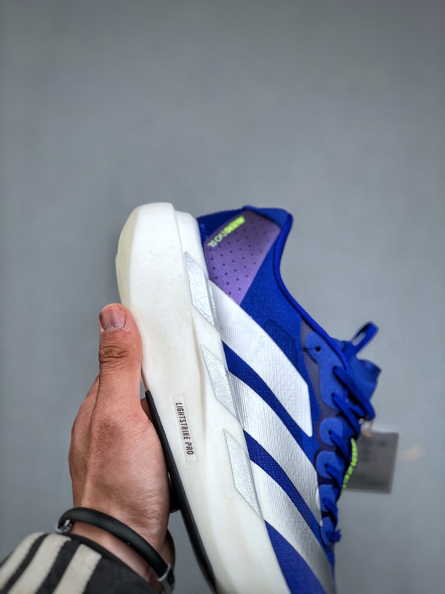 💰真标170💰公司级200💰纯原240 ADIDAS ADIZERO EVO SL 运动舒适防滑耐磨 低帮跑步鞋 阿迪达斯革新力作!「破纪录轻跑鞋」adiZero Adios Pro EVO 极致轻盈的Lightweight Upper设计,带来近乎裸足的舒适体验。中底采用尖端科技，Lightstrike Pro材料经过精细调校，实现卓越缓震与轻量化的完美结合。#科技与时尚的融合 #阿迪达斯adidas #宝藏鞋子阿迪达斯 #今天只晒鞋 #潮鞋新品体验官 #那些年，那些鞋 #入秋换季先换鞋。货号：JR3417 尺码：36 36⅔ 37⅓ 38 38⅔ 39⅓ 40 40⅔ 41⅓ 42 42⅔ 43⅓ 44 45