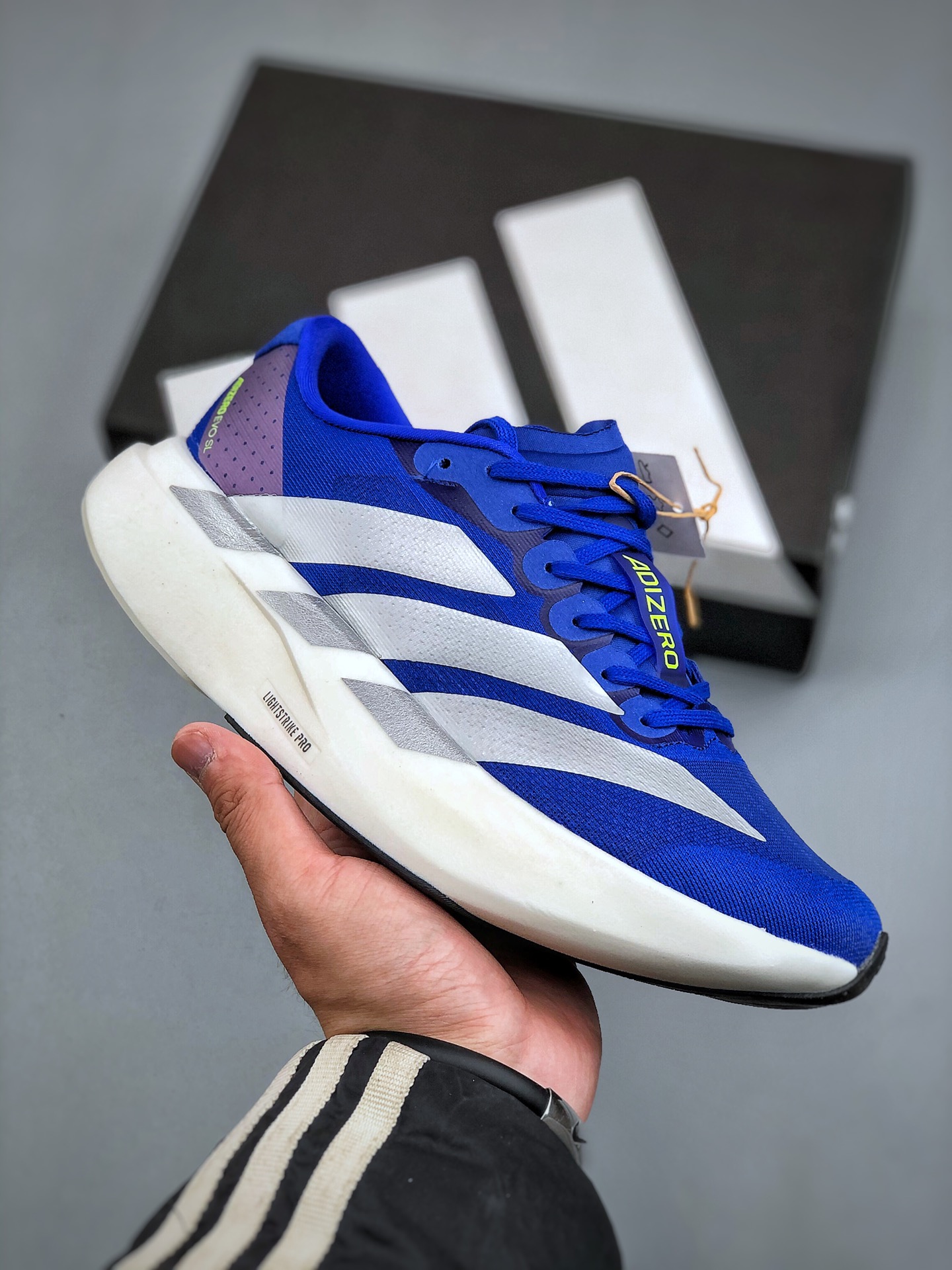 💰真标170💰公司级200💰纯原240 ADIDAS ADIZERO EVO SL 运动舒适防滑耐磨 低帮跑步鞋 阿迪达斯革新力作!「破纪录轻跑鞋」adiZero Adios Pro EVO 极致轻盈的Lightweight Upper设计,带来近乎裸足的舒适体验。中底采用尖端科技，Lightstrike Pro材料经过精细调校，实现卓越缓震与轻量化的完美结合。#科技与时尚的融合 #阿迪达斯adidas #宝藏鞋子阿迪达斯 #今天只晒鞋 #潮鞋新品体验官 #那些年，那些鞋 #入秋换季先换鞋。货号：JR3417 尺码：36 36⅔ 37⅓ 38 38⅔ 39⅓ 40 40⅔ 41⅓ 42 42⅔ 43⅓ 44 45