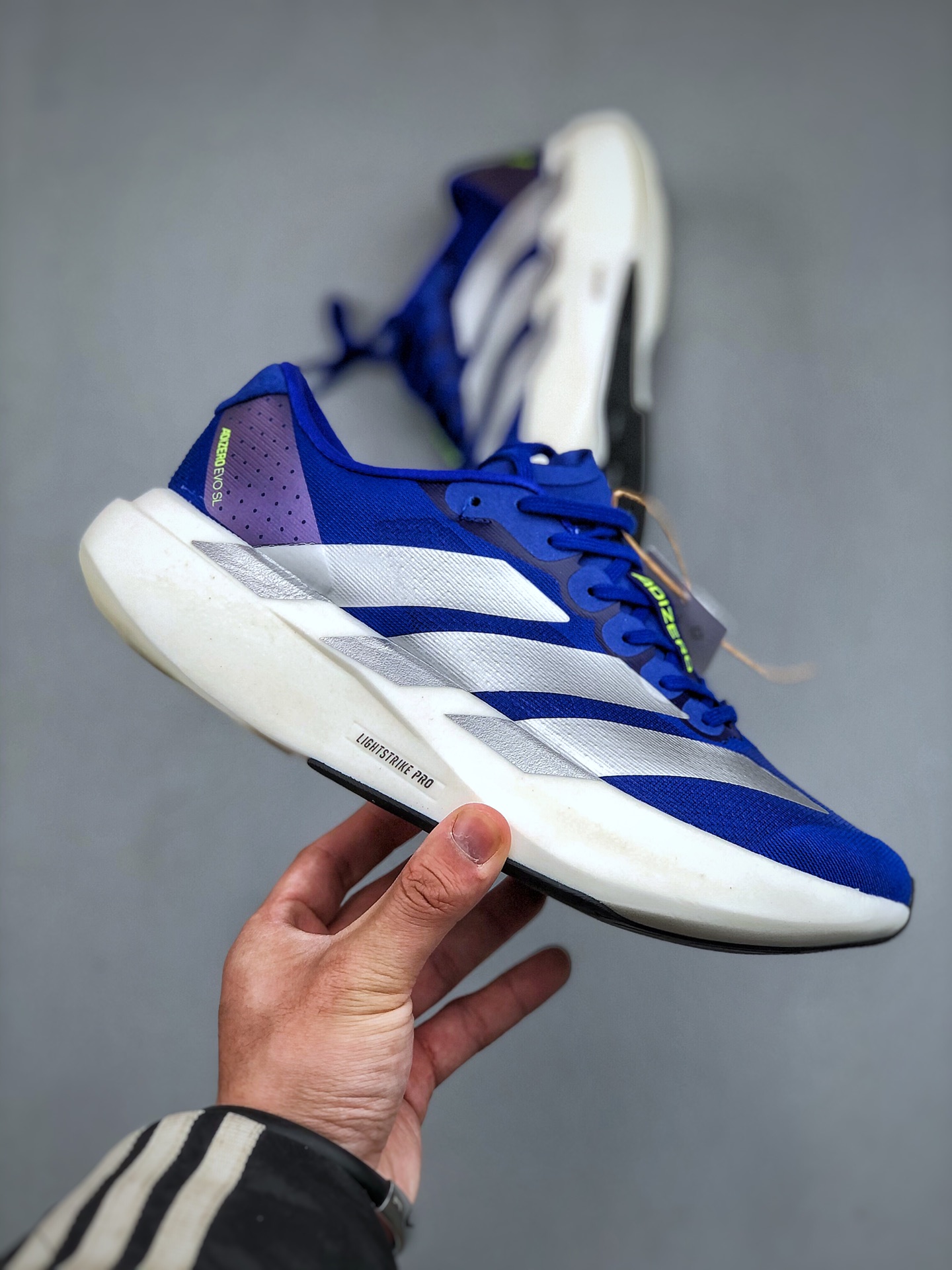 💰真标170💰公司级200💰纯原240 ADIDAS ADIZERO EVO SL 运动舒适防滑耐磨 低帮跑步鞋 阿迪达斯革新力作!「破纪录轻跑鞋」adiZero Adios Pro EVO 极致轻盈的Lightweight Upper设计,带来近乎裸足的舒适体验。中底采用尖端科技，Lightstrike Pro材料经过精细调校，实现卓越缓震与轻量化的完美结合。#科技与时尚的融合 #阿迪达斯adidas #宝藏鞋子阿迪达斯 #今天只晒鞋 #潮鞋新品体验官 #那些年，那些鞋 #入秋换季先换鞋。货号：JR3417 尺码：36 36⅔ 37⅓ 38 38⅔ 39⅓ 40 40⅔ 41⅓ 42 42⅔ 43⅓ 44 45