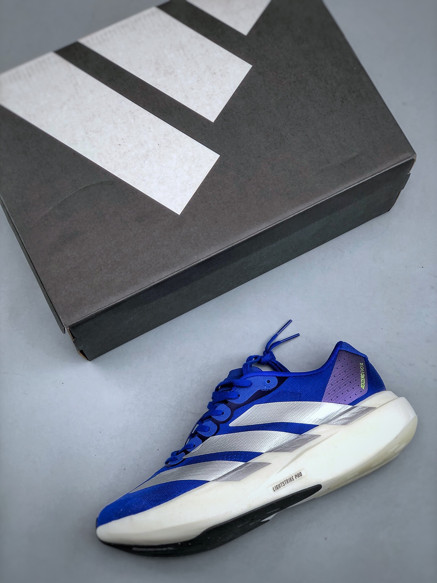 💰真标170💰公司级200💰纯原240 ADIDAS ADIZERO EVO SL 运动舒适防滑耐磨 低帮跑步鞋 阿迪达斯革新力作!「破纪录轻跑鞋」adiZero Adios Pro EVO 极致轻盈的Lightweight Upper设计,带来近乎裸足的舒适体验。中底采用尖端科技，Lightstrike Pro材料经过精细调校，实现卓越缓震与轻量化的完美结合。#科技与时尚的融合 #阿迪达斯adidas #宝藏鞋子阿迪达斯 #今天只晒鞋 #潮鞋新品体验官 #那些年，那些鞋 #入秋换季先换鞋。货号：JR3417 尺码：36 36⅔ 37⅓ 38 38⅔ 39⅓ 40 40⅔ 41⅓ 42 42⅔ 43⅓ 44 45