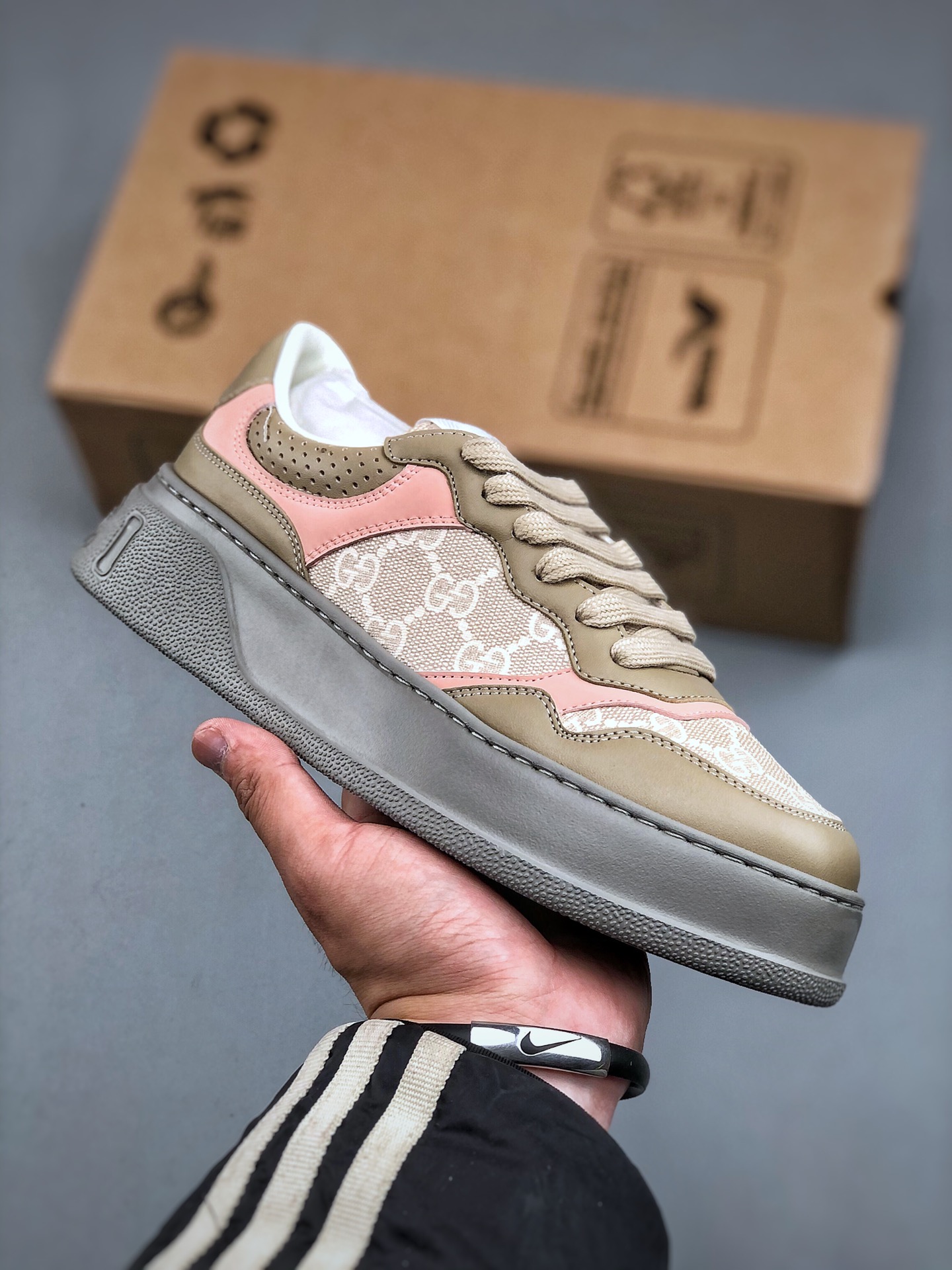 💰380 Gucci Screener GG High-Top Sneaker古驰饼干鞋 运动休闲鞋系列#全套专柜包装物及配件 这款运动鞋采用厚底结构,巧妙运用外观设计、配色和材质三重元素,展现出复古风范。别致的橡胶鞋底,搭配米色和乌木色经典GG帆布鞋身及同色调皮革滚边,突显时尚大气的品味。意大利进口超软小牛皮 同源出厂真丝绸防尘鞋套袋 原装ms雪梨形超软沙绒纸团 鞋底采用超软橡胶大底内外锁死工艺 最大限度弯折永不开胶,原鞋一致效果环保无味