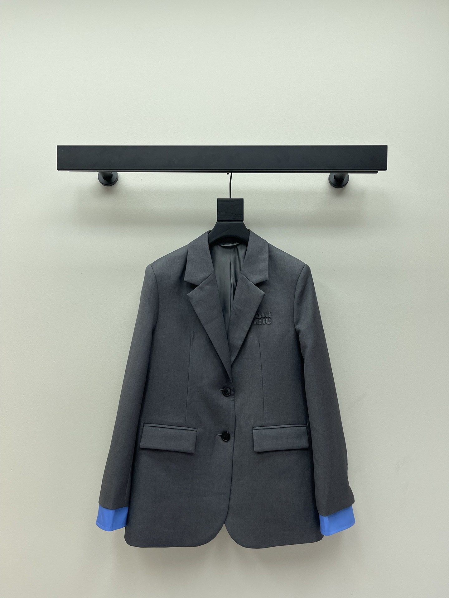 NO:311187,Miumi* 25 early spring new fake two-piece loose wool blazer!  High-end production!  Simple and versatile colors, you won’t make any mistakes when matching, and can also create a capable temperament. The letter logo embroidery on the chest is simple and big-name. The two-piece cuff design weakens the toughness of the suit and adds a touch of trend. It is cool and silhouetted suit jacket. The commuter outerwear is amazing!  SM, miumiu, jackets & coats,business suit,alexander wang19860909Miumi* 25早春新款假两件宽松羊毛西装外套！高版出品！简约百搭的色系 随便搭配也不会出错 还能营造出干练的气质 胸口定位的字母logo刺绣 简约又大牌 袖口假两件设计 弱化西装硬朗感 更添一丝潮流 酷飒兼备 廓形感西装外套 通勤外搭绝绝子！SM,,miumiu,jackets & coats,business suit,alexander wang,Women's clothing