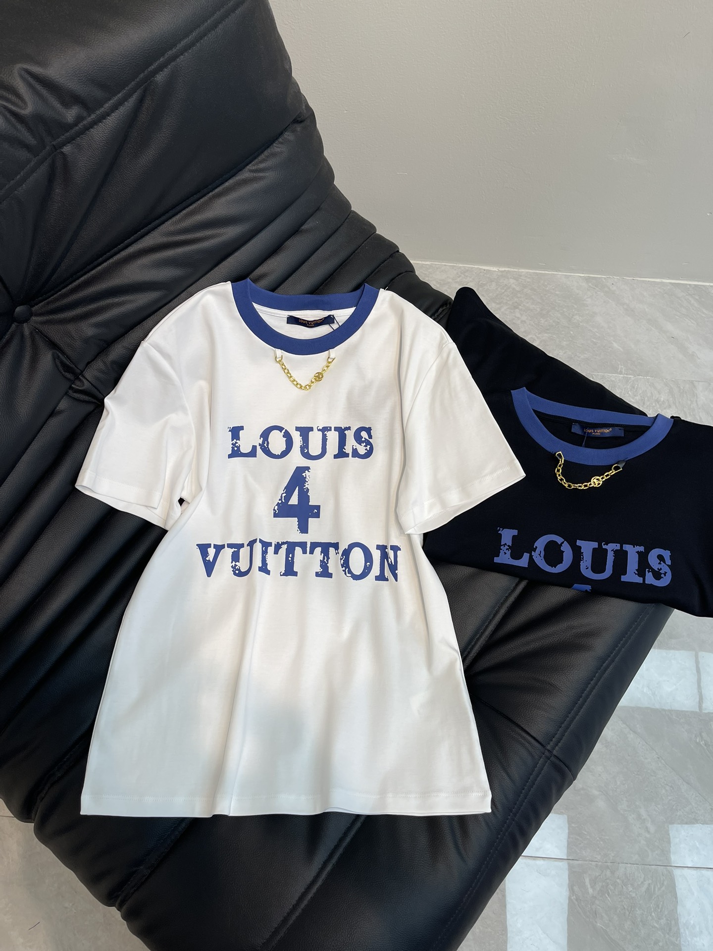 NO:310195,Louis vuitto*25 spring and summer new contrast collar chain blue letter printed short-sleeved T-shirt, high-end imported pure cotton fabric, classic style versatile and not picky, and the upper body is very beautiful!  SM, louis vuitton,T-shirt,tees,t-shirt,alexander wang19860909Louis vuitto*25春夏新款撞色领链条蓝色字母印花短袖T恤,高级进口纯棉面料,经典版型百搭不挑人,上身非常漂亮！SM,,louis vuitton,T-shirt,tees，t-shirt,alexander wang,Women's clothing