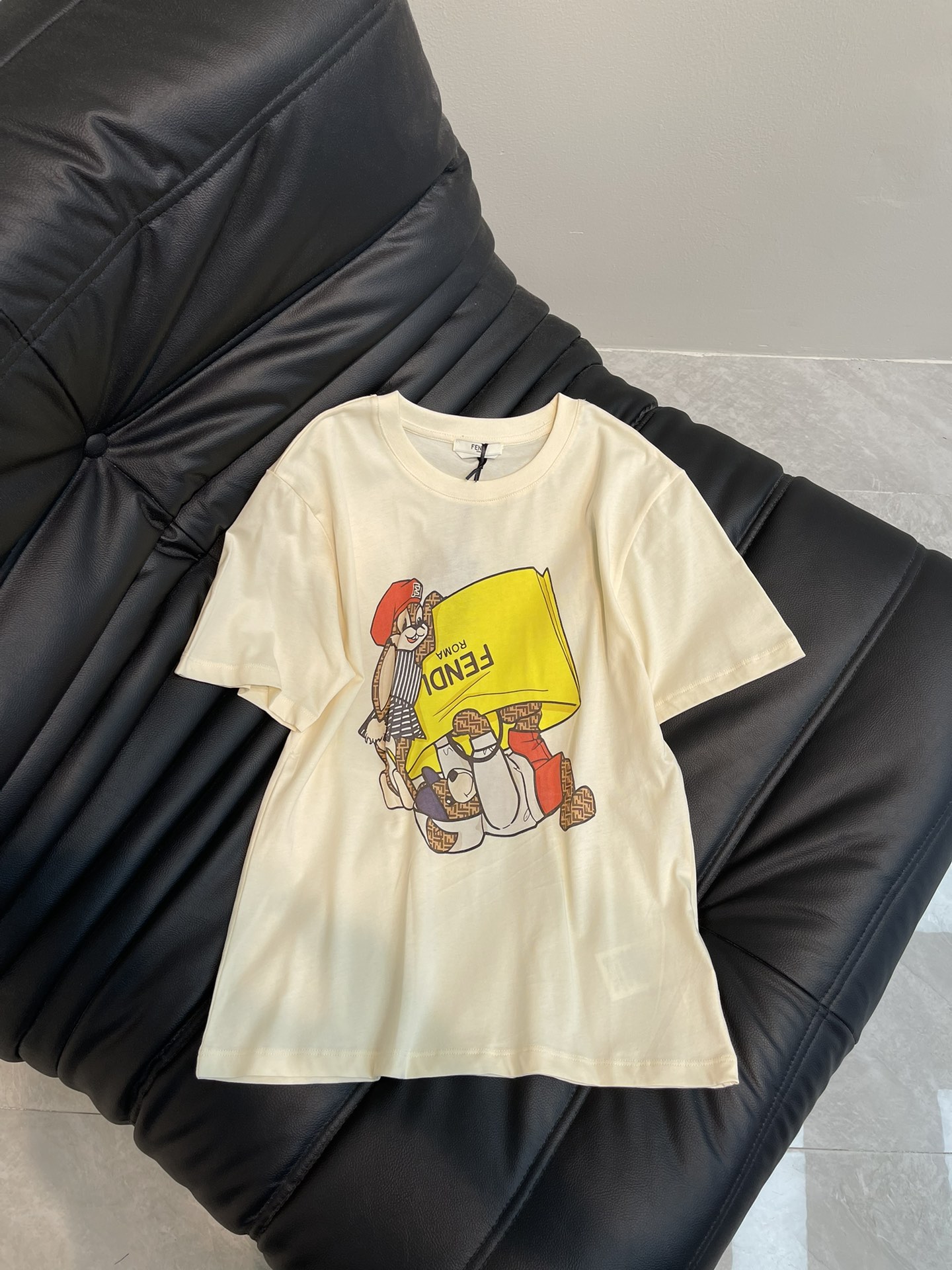 NO:310231,Fend*25 spring and summer new yellow shopping bag printed short-sleeved T-shirt, high-end imported pure cotton fabric, classic style versatile and not picky, and the upper body is very beautiful!  SML, fendi, T-shirt,tees, t-shirt,alexander wang19860909Fend*25春夏新款黄色购物袋印花短袖T恤,高级进口纯棉面料,经典版型百搭不挑人,上身非常漂亮！SML,,fendi,T-shirt,tees，t-shirt,alexander wang,Women's clothing
