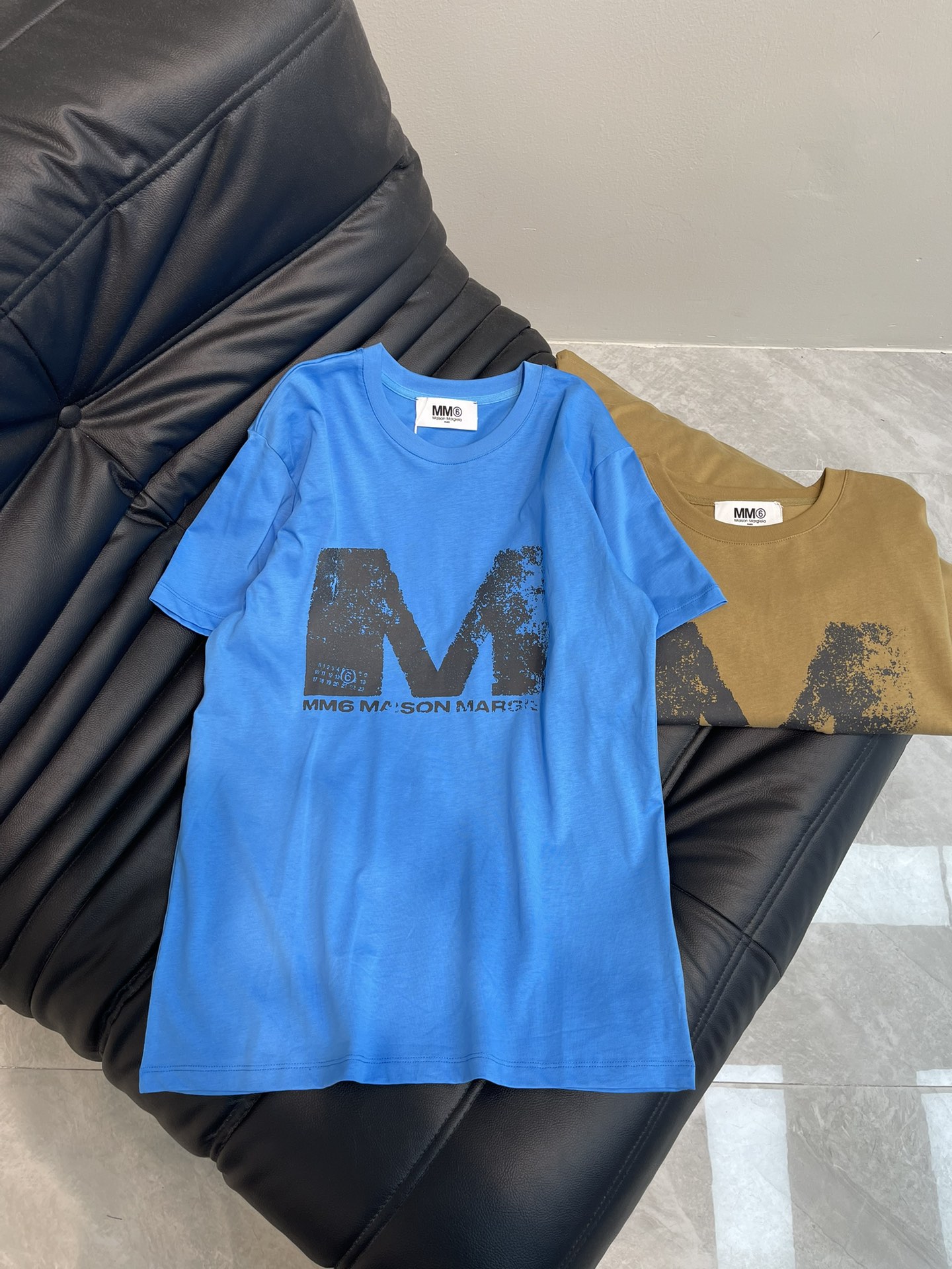 NO:310198,MM6*25 spring and summer new large M letter short-sleeved T-shirt, high-end imported pure cotton fabric, classic style versatile and not picky, and the upper body is very beautiful!  SML, Masion Margiela, T-shirt,tees, t-shirt,alexander wang19860909MM6*25春夏新款大M字母短袖T恤,高级进口纯棉面料,经典版型百搭不挑人,上身非常漂亮！SML,,masion margiela,T-shirt,tees，t-shirt,alexander wang,Women's clothing