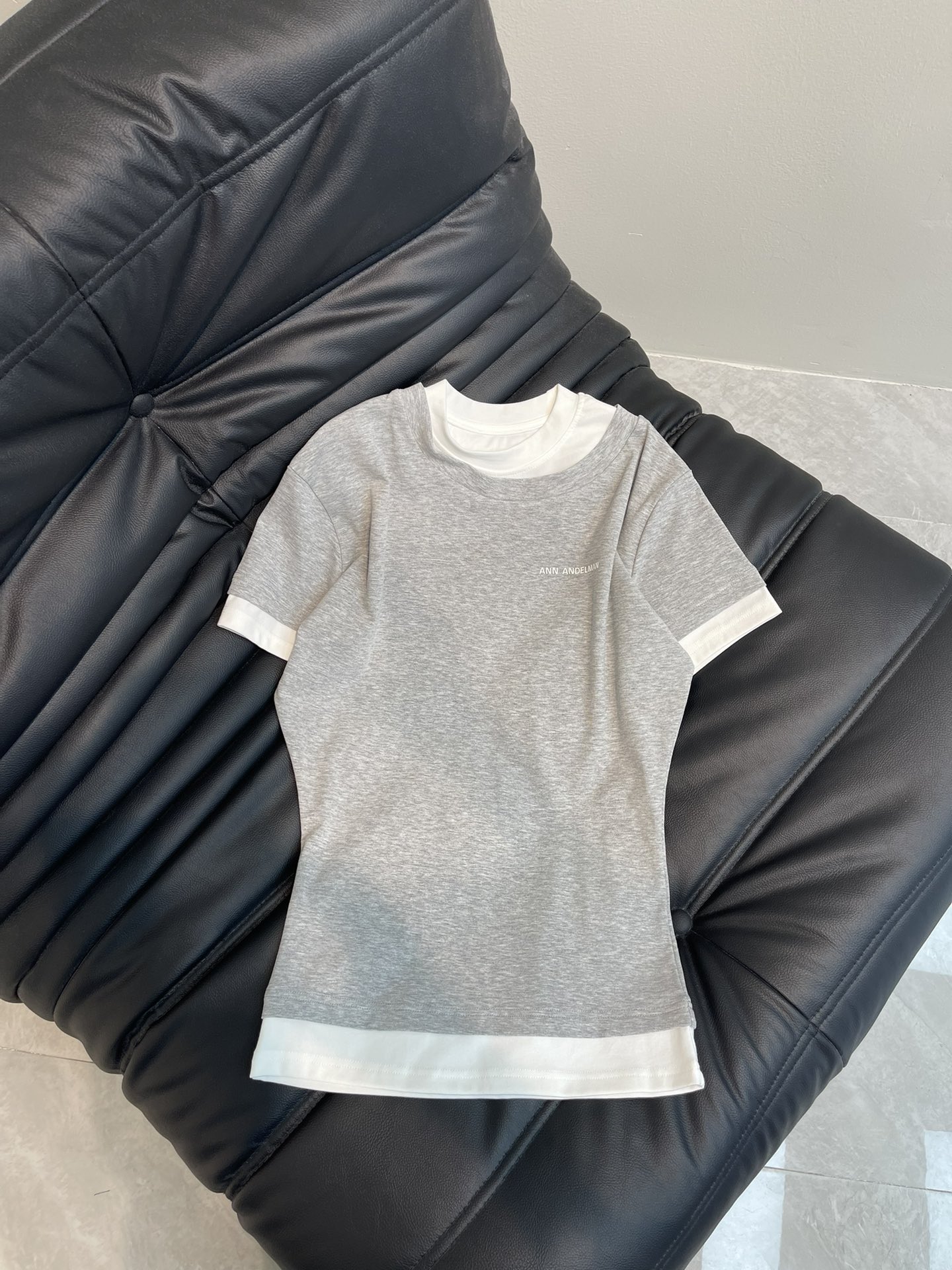 NO:310706,ANN ANDELMA*25 Spring and Summer New Fake Two-piece Necklace Irregular T, I admit that ANN's short sleeves are a bit scheming. Only the slightly fat sisters know the value of this short sleeve. The huge short sleeves that make it slim and cover the flesh are made for the family. This bust is loose, the waist is made of stacked and wrinkled, small breasts and sisters with small belly, this one must be thrust, fake two-piece splicing design, must be lazy and can be effortless to grasp the fashionable feeling, black is more everyday and versatile, gray is more advanced and cool, adults do not make choices, two pieces are more fragrant, denim straight pants, small feet pants wide-leg pants, hip skirts and pleated skirts can all be matched, fairy short sleeves that are worn early and enjoyed early. SML, skirts, T-shirts, alexander wang19860909ANN ANDELMA*25春夏新款假两件领口不规则T,ANN的短袖我承认是有点心机在身上的,只有微胖姐妹才知道这件短袖的含金量,巨巨巨显瘦遮肉的短袖帮家人做出来了,这件胸围做到宽松处理,腰部做得堆叠褶皱,小胸姐妹、有小肚腩姐妹、这件必须冲,假两件拼接设计,必懒人也可以不费力拿捏时髦感,黑色更日常百搭品瘦,灰色更具高级清冷感,成年人不做选择,两件带走更香香,牛仔直筒裤,小脚裤阔腿裤,包臀裙百褶裙都可以搭配,早穿早享受的神仙短袖. 码数SML,,skirts,T-shirt,alexander wang,Women's clothing