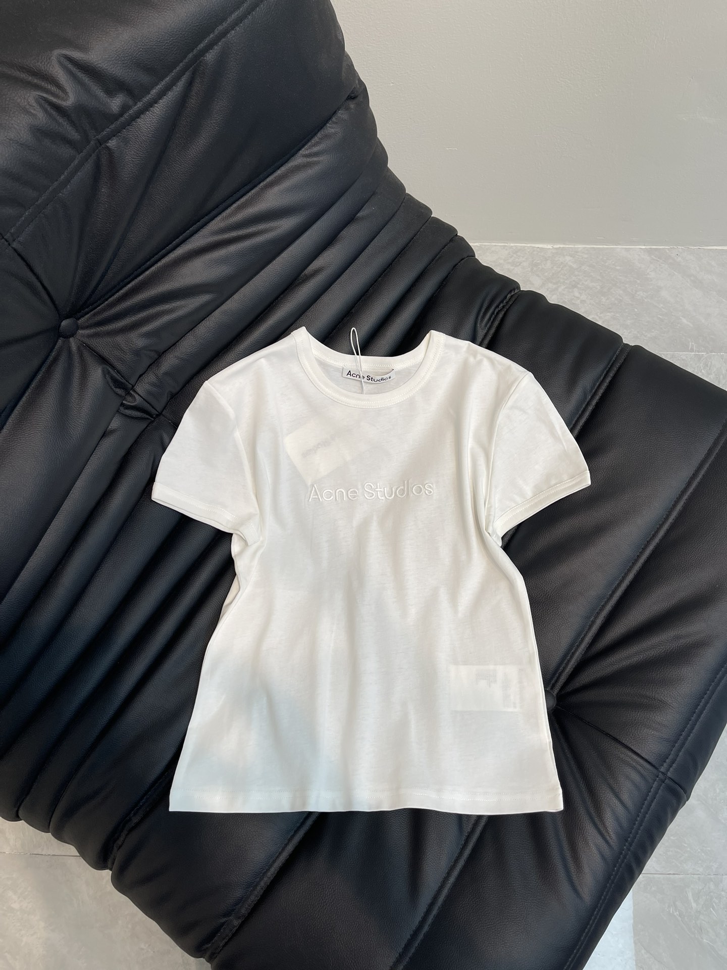 NO:311163,Acne studi* 25 spring and summer new style letter embroidered round neck short-sleeved T-shirt!  Very short-sleeved sleeves that can't be taken off!  The fabric that is close to the body, comfort and practical wear are both rare. It is simple and high-end. It can easily make you look unique and amazing. It is simply perfect for girls of all figures. It is super body proportions. Customized fabrics are very comfortable and simple, high-end and tasteful!  Sisters!  Bounce it all for me!  SML, acne studios, T-shirt,tees, t-shirt,alexander wang19860909Acne studi* 25春夏新款 字母刺绣圆领短袖T恤！好穿到脱不下来的短袖！贴身不紧绷的面料、舒适度与实穿性双双在线太难得了简约又不失高级感 轻轻松松就能让你颜值开挂独特且爆赞的裁剪设计 简直就是绝绝子适合各种身材的女孩 超级显身材比例 定制面料舒适度爆表简单高级又有品味！姐妹们！都给我冲！SML,,acne studios,T-shirt,tees，t-shirt,alexander wang,Women's clothing