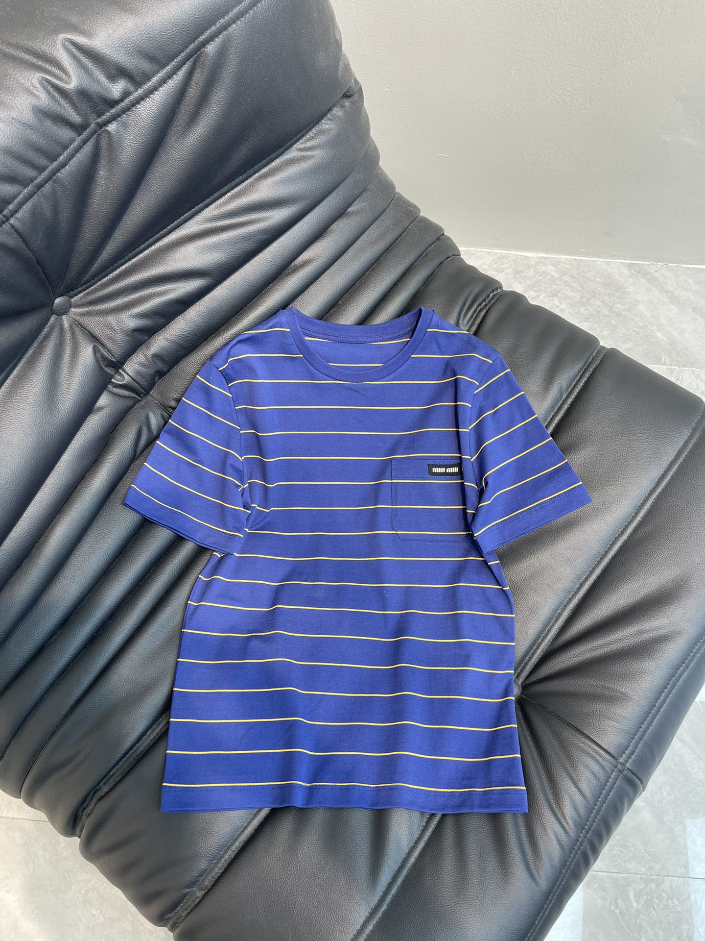 NO:310201,Miumi*25 spring and summer new royal blue logo letter striped short-sleeved T-shirt with chest logo letter design adding a sense of design to the overall casual atmosphere. Full of fashionable feeling. Boyfriend style silhouette style upper body without restraint. It is versatile and not picky, and it looks slim. It is super practical and wearable. SML A,,miumiu,T-shirt,tees,t-shirt,alexander wang19860909Miumi*25春夏新品宝蓝色徽标字母条纹短袖T恤 胸前徽标字母设计 在整体的休闲氛围中增添设计感 时髦感十足 男友风廓形版型上身无束缚感 百搭不挑人超级显瘦 实穿率超高 SML A,,miumiu,T-shirt,tees，t-shirt,alexander wang,Women's clothing