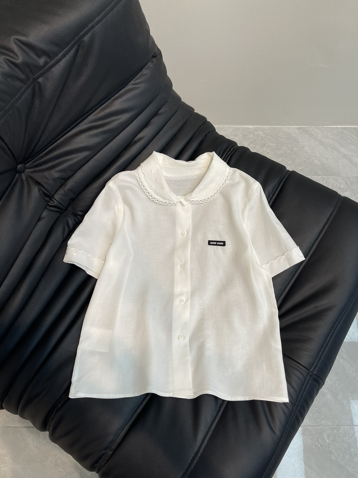 NO:310207,Miumi*25 spring and summer new logo embroidered short-sleeved shirt.miu style girlish outfit!  Intellectual molecular college style double-collar white shirt, custom imported linen cotton texture is excellent!  The embroidered water-soluble lace design is sweet and cool, and it has a age-reducing outfit. It is not picky about people and looks huge and slim on the upper body!  The three-dimensional tailoring process is perfect for the workmanship quality and the details are found!  SML, miumiu,shirts,T-shirt,alexander wang19860909Miumi*25春夏新款徽标刺绣短袖衬衣.miu系少女风穿搭！知性分子学院风双层领白色衬衫,定制进口亚麻棉质感超赞！刺绣水溶花边设计甜酷兼备减龄穿搭.不挑人版型上身巨显瘦！立体剪裁工艺完美做工品质看细节！SML,,miumiu,shirts,T-shirt,alexander wang,Women's clothing