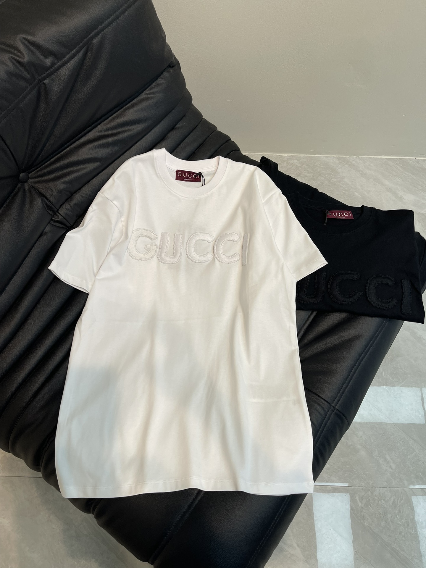 NO:310712,Gucc*25 spring and summer new three-dimensional embroidered letter short-sleeved T-shirt custom YB native cotton material breathable and comfortable, full texture. Regular T-shirt cutting highlights the brand style. Made of gram-weight pure cotton, slightly elastic, and gives a slim visual effect. The chest is combined with heavy industry three-dimensional embroidery technology to outline the letter logo pattern. More touch and fashionable. Show luxury. The upper body is versatile and high-end. Classic black and white full of high-end style. The inner wear is brilliant and fashionable. SML, gucci, T-shirt,tees, t-shirt,alexander wang19860909Gucc*25春夏新款立体刺绣字母短袖T恤 定制YB原生全棉材质 透气舒适 质感十足 常规T恤裁剪 凸显品牌格调 采用克重纯棉制成 略带有弹力 呈现显瘦视觉效果 胸前以重工立体刺绣工艺组合成型 勾勒出字母徽标图案 更具手感和时尚性 彰显奢华 上身百搭高级 经典黑白色满满高级格调 单穿内搭都出彩时髦 SML,,gucci,T-shirt,tees，t-shirt,alexander wang,Women's clothing