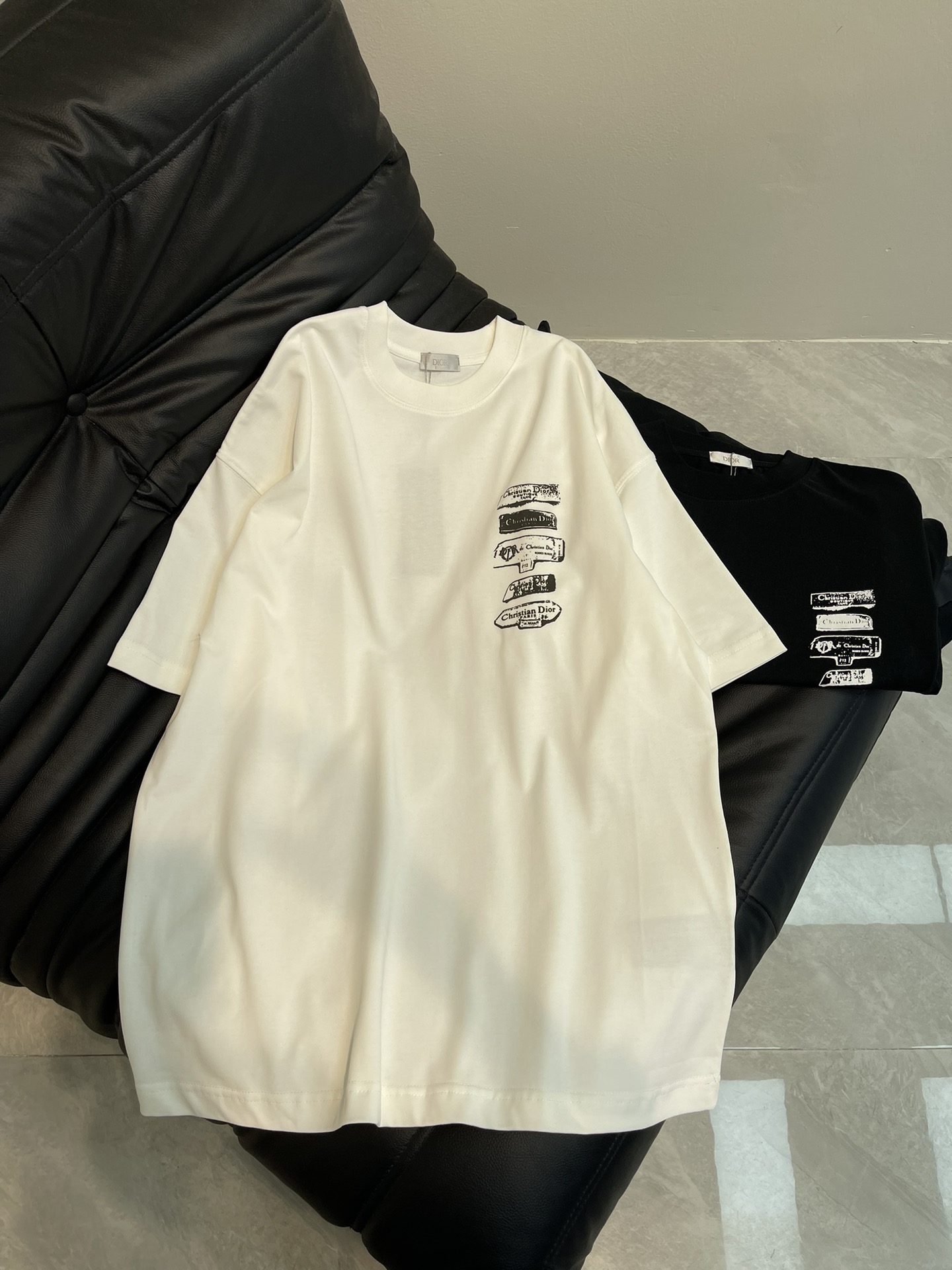 NO:311707,Dio*25 spring and summer new flocking specimen letter short-sleeved T-shirt adopts flocking process Pure cotton double yarn fabric, loose fit, full set of auxiliary materials, soft and thick fabric, complete three standards, same style for men and women Size XS-L,,dior,T-shirt,tees,t-shirt,alexander wang19860909Dio*25春夏新款植绒标本字母短袖T恤 采用植绒工艺 纯棉双纱面料,宽松版型、全套辅料配备 面料柔软实厚 三标齐全,男女同款 尺码XS-L,,dior,T-shirt,tees，t-shirt,alexander wang,Women's clothing