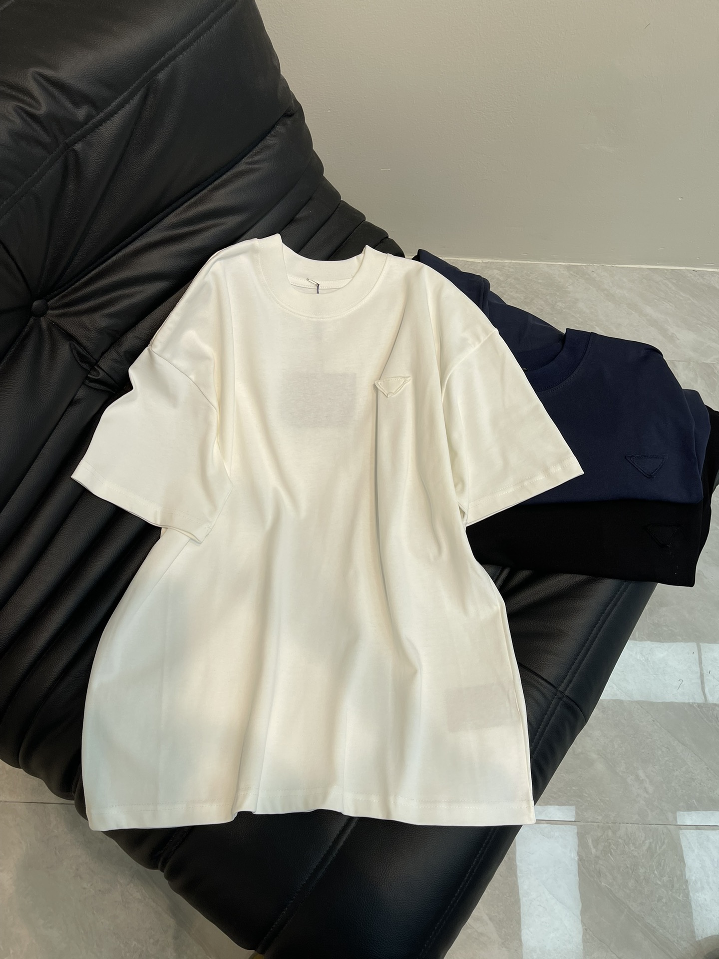 NO:311711,Prad*25 Spring and Summer New Patch Embroidered Short-Sleeve T-shirt, versatile style, anyone can easily control the fabric. Fully customized digital printing technology, high-quality first-class modal fabric. The fabric feels soft and the upper body is comfortable and soft. The simple style is very classy, ​​simple and unique. The style is very exquisite, and the style is very exquisite, showing the aura, and it will highlight the exquisiteness of business men!  Size XS-L A, prada, T-shirt,tees, t-shirt,alexander wang19860909Prad*25春夏新款贴布刺绣短袖T恤 百搭款式 任何人都可以轻松驾驭 面料全订制数码印花工艺 高定一等品莫代尔面料 面料手感柔软,上身舒适柔软 简约的款式非常显档次,简约个性时尚,版型剪裁非常精致,显气场,又会凸显商务男士的精致！ 尺码XS-L A,,prada,T-shirt,tees，t-shirt,alexander wang,Women's clothing