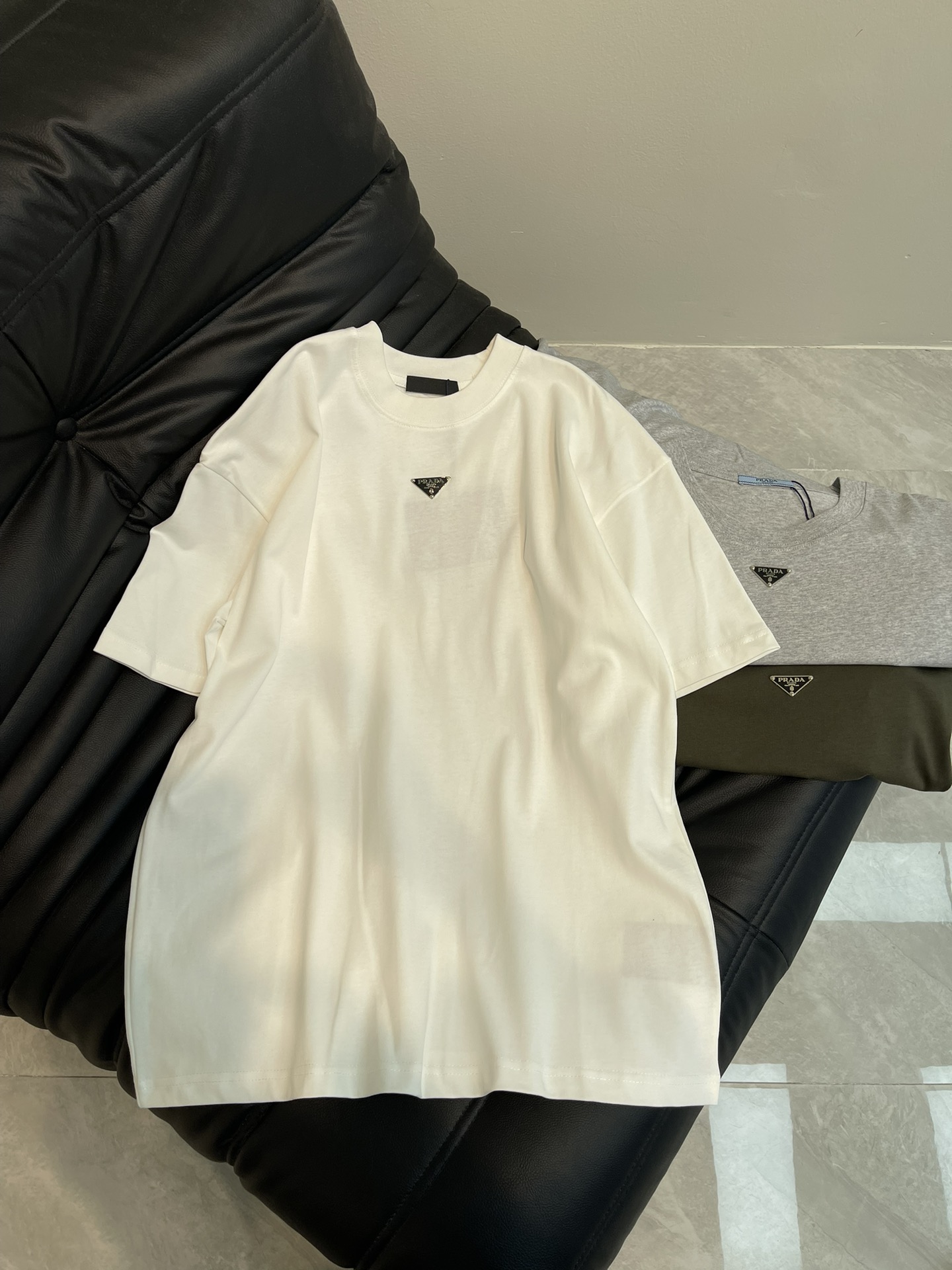 NO:311719,Prad*25 spring and summer new classic triangle short-sleeved T-shirt with simple and high-end design!  Thin and soft high-density knitted fabric~skin-friendly feel~it is time-consuming and durable, it is really worth having an absolutely super popular couple model. Color black/white/gray/card color Size XS,,prada,T-shirt,tees,t-shirt,alexander wang19860909Prad*25春夏新款经典三角标短袖T恤简约又高级的设计！面料薄而软高密度的针织布~亲肤感巨好~经久耐看永不过时,真的是值得拥有绝对超级大爆款情侣款 颜色黑色／白色/灰色/卡色 尺码XS,,prada,T-shirt,tees，t-shirt,alexander wang,Women's clothing