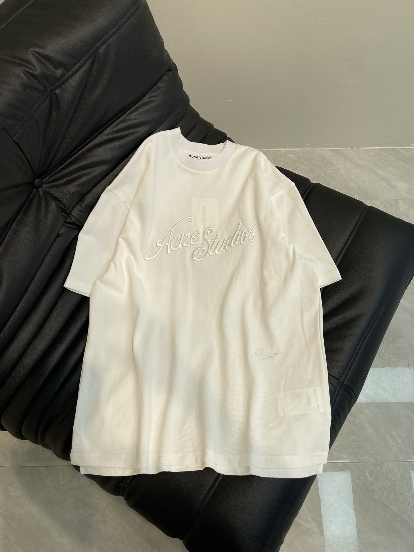 NO:311159,Acne studi* 25 Spring and Summer New Style Letter Embroidered Loose Edition Round Neck Short Sleeve T-shirt!  This issue is a T-shirt that can be closed and closed in this issue is making a brilliant debut!  The classic small round neck design of the same style as men and women is simple and easy to wear, and it attracts a lot of attention when walking on the street!  The youthful and energetic feel is loose and not picky about the figure at all!  It is inclusive and covers the flesh and makes you look thin!  Both appearance and comfort!  Custom fabrics with 100% textures that are super comfortable!  All the items of all seasons are closed!  SML, acne studios, T-shirt,tees, t-shirt,alexander wang19860909Acne studi* 25春夏新款 字母刺绣宽松版圆领短袖T恤！本期强推可闭眼入的T恤闪亮登场！男女同款经典的小圆领设计简洁好穿 走在街上吸睛度满分！青春又活力的感觉宽松版型完全不挑身材！包容性好遮肉显瘦！颜值与舒适兼具！穿出街回头率百分百定制面料 质感超级舒适！四季款的单品 都给我闭眼冲！SML,,acne studios,T-shirt,tees，t-shirt,alexander wang,Women's clothing