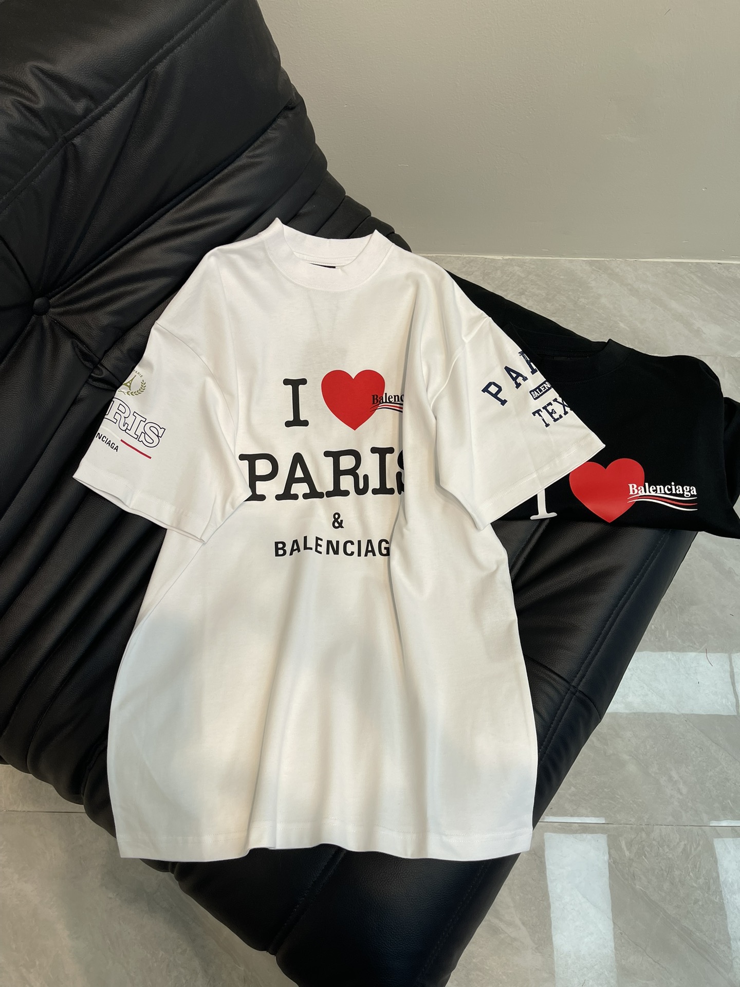 NO:311167,Balenciag*25 Spring and Summer New Product Pattern Printed Short Sleeve T-shirt!  The classic small round neck design is simple and easy to wear, and it attracts a lot of attention when walking on the street!  The youthful and energetic feel is loose and not picky about the figure at all!  It is inclusive and covers the flesh and makes you look thin!  Both appearance and comfort!  Custom fabrics with 100% textures that are super comfortable!  All the items of all seasons are closed!  Both men and women can control it!  SM, balenciaga, T-shirt,tees, t-shirt,alexander wang19860909Balenciag*25春夏新品图案印花短袖T恤！经典的小圆领设计简洁好穿 走在街上吸睛度满分！青春又活力的感觉宽松版型完全不挑身材！包容性好遮肉显瘦！颜值与舒适兼具！穿出街回头率百分百定制面料 质感超级舒适！四季款的单品 都给我闭眼冲！男女均可驾驭！SM,,balenciaga,T-shirt,tees，t-shirt,alexander wang,Women's clothing