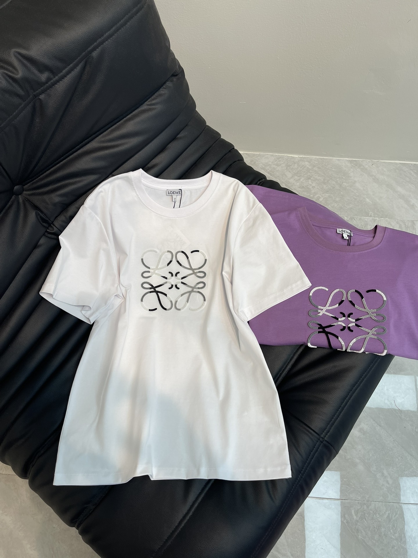 NO:310194,Loew*25 spring and summer new color-blocking high-density toothbrush embroidered heavy industry short-sleeved T-shirt, high-end imported pure cotton fabric, loose style versatile and not picky, and the upper body is very beautiful!  SML A, loewe, T-shirt,tees, t-shirt,alexander wang19860909Loew*25春夏新款拼色高密度牙刷绣重工款短袖T恤,高级进口纯棉面料,宽松版型百搭不挑人,上身非常漂亮！SML A,,loewe,T-shirt,tees，t-shirt,alexander wang,Women's clothing