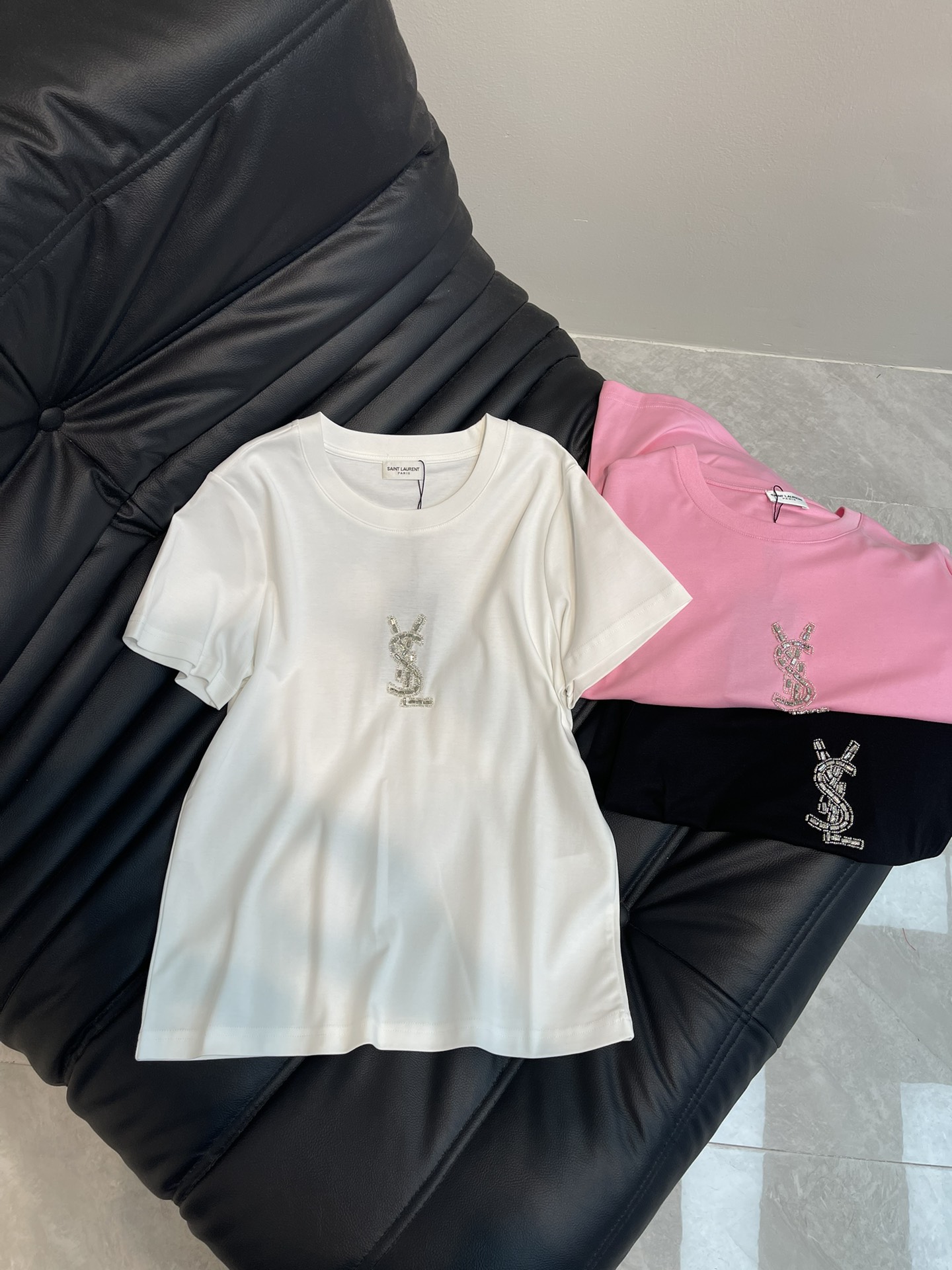 NO:310196,Ysl*25 spring and summer new round neck short-sleeved T-shirt custom YB mercerated cotton material breathable and comfortable, full texture Small-size T-shirt cutting exquisite nail diamonds highlight the brand's style slimming visual effect Classic color matching creates a personal style full of creativity Brand high-end design sense, single wear and inner wear is brilliant and fashionable SML AA,,saint laurent,T-shirt,tees,t-shirt,alexander wang19860909Ysl*25春夏新品圆领短袖T恤 定制YB丝光棉材质 透气舒适 质感十足 小版型T恤裁剪 精致钉钻凸显品牌格调 显瘦视觉效果 经典配色打造个性风格 充满创意 品牌高级设计感拉满 单穿内搭都出彩时髦 SML AA,,saint laurent,T-shirt,tees，t-shirt,alexander wang,Women's clothing