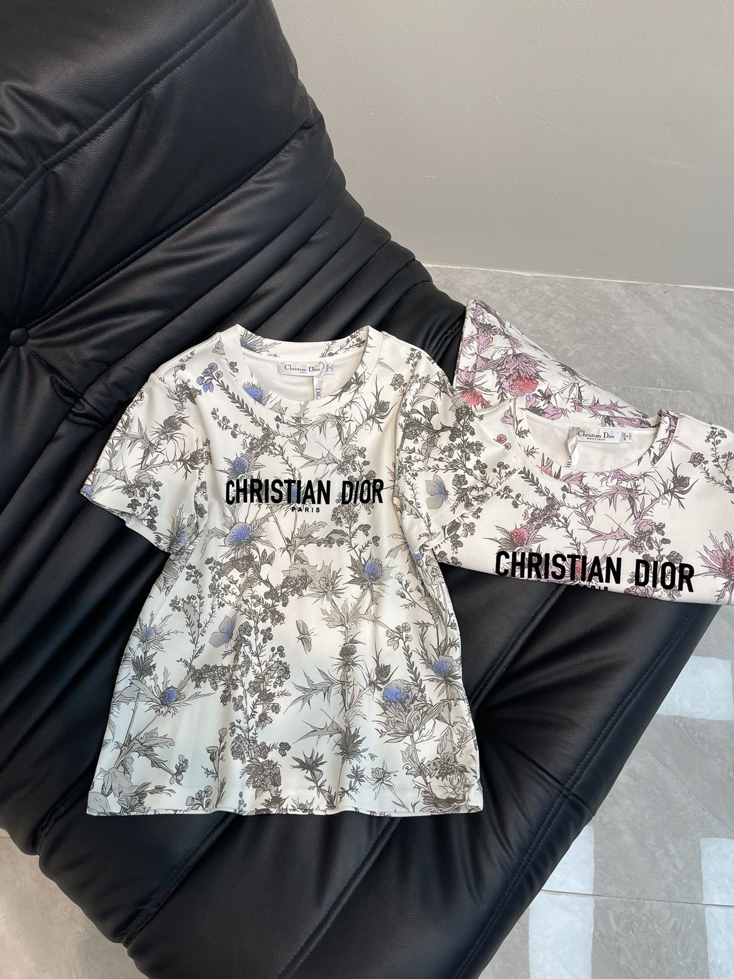 NO:310206,Dio*25 spring and summer new round neck printed short-sleeved T-shirt custom YB twill cotton material breathable and comfortable, full texture. Regular short-sleeved T-shirt cut highlights the brand style. Made of gram-weight pure cotton, slightly elastic, and gives a slim visual effect. The whole body is full of sealsen natural style printed patterns. Decorated with the letter logo on the chest, creating a fashionable and casual personality style. The high-end design feels full. The inner wear is brilliant and fashionable. SML,,dior,T-shirt,tees,t-shirt,alexander wang19860909Dio*25春夏新款圆领印花短袖T恤 定制YB斜纹全棉材质 透气舒适 质感十足 常规短袖T恤裁剪 凸显品牌格调 采用克重纯棉制成 略带有弹力 呈现显瘦视觉效果 通体满印森系自然风格印花图案 搭配胸前字母徽标标装饰 打造洋气中不失休闲的个性风格 高级设计感拉满 单穿内搭都出彩时髦 SML,,dior,T-shirt,tees，t-shirt,alexander wang,Women's clothing