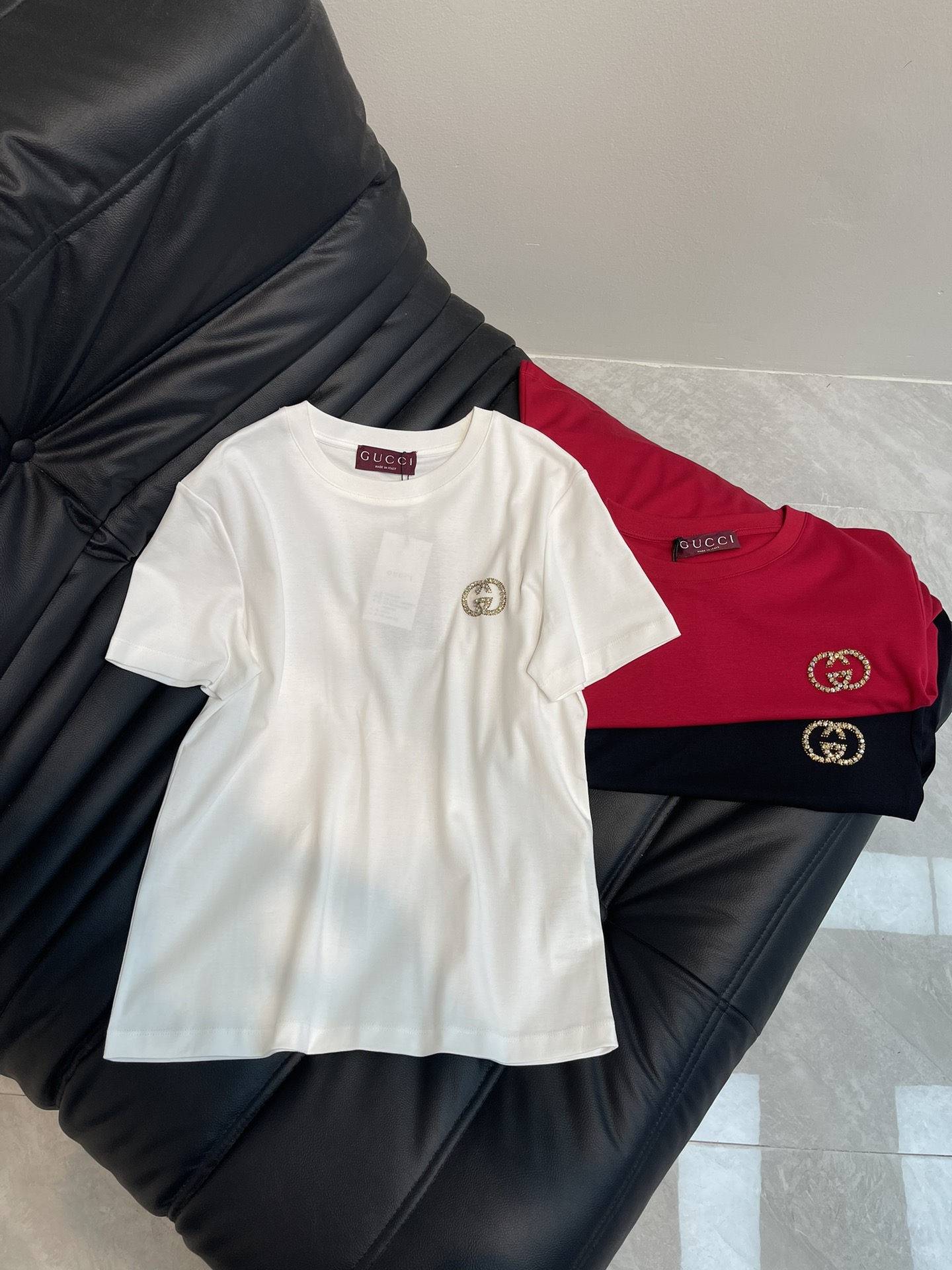 NO:310200,eas12Gucc*25 spring and summer new heavy industry round-neck rhinestone short-sleeved T-shirt custom YB native cotton material breathable and comfortable, full texture Slim short-sleeved T-shirt cut highlights the brand style Made of gram-weight pure cotton with a slight elasticity Presents a slim visual effect The chest is outlined with rhinestones to create an elegant and gorgeous personality style The brand's high-end design feels full, and the inner wear is brilliant and fashionable SM, gucci, T-shirt,tees, t-shirt,alexander wang19860909eas12Gucc*25春夏新款重工圆领水钻短袖T恤 定制YB原生全棉材质 透气舒适 质感十足 修身短袖T恤裁剪 凸显品牌格调 采用克重纯棉制成 略带有弹力 呈现显瘦视觉效果 胸前以水钻勾勒出双G徽标图案 打造优雅华丽的个性风格 品牌高级设计感拉满 单穿内搭都出彩时髦 SM,,gucci,T-shirt,tees，t-shirt,alexander wang,Women's clothing