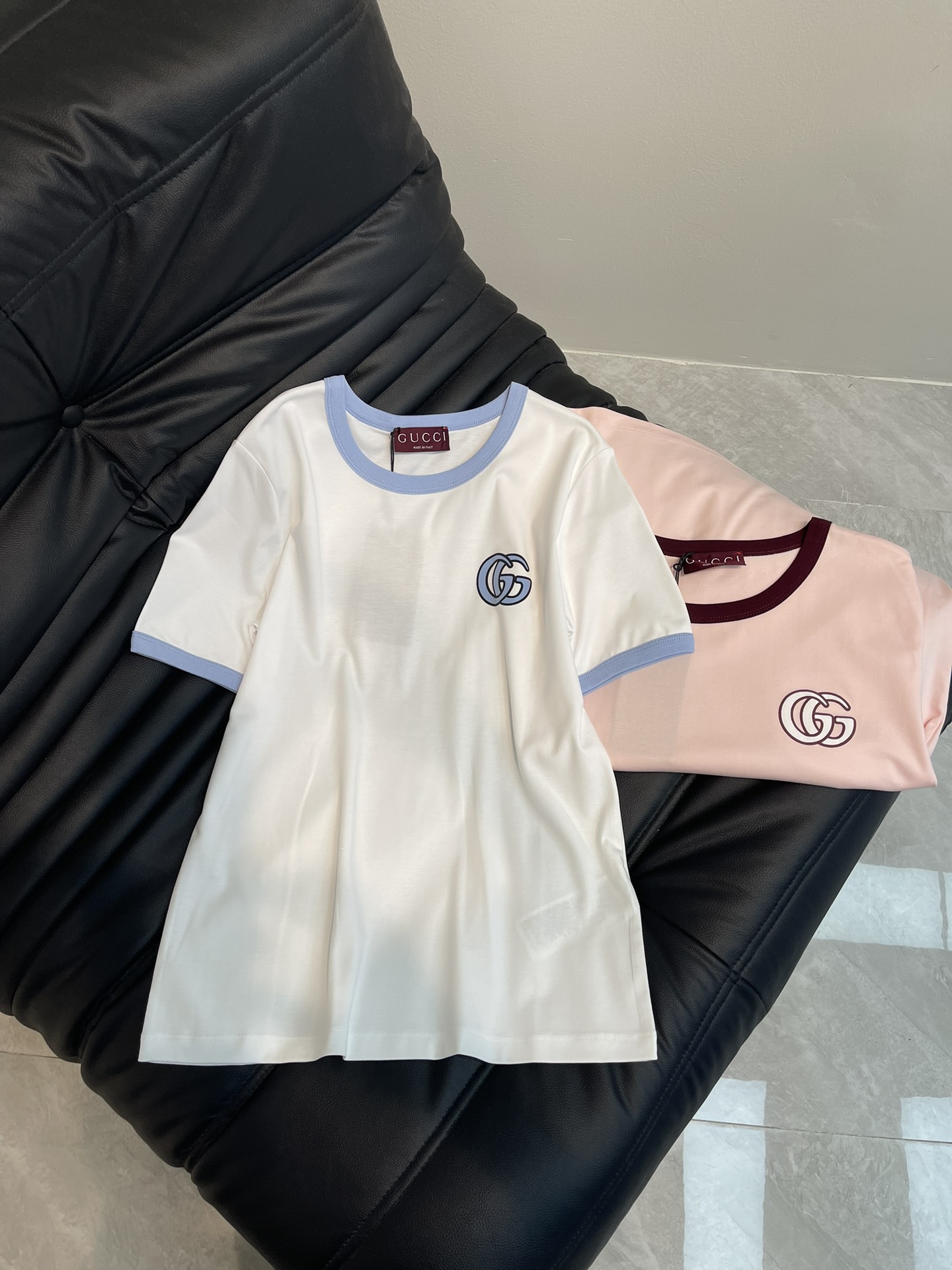 NO:310223,Gucc*25 spring and summer new double G round neck embroidered short-sleeved T-shirt custom YB twill cotton material breathable and comfortable, full texture Loose short-sleeved T-shirt cut highlights the brand style Made of gram-weight pure cotton, slightly elastic, and slim visual effect The same color wraps around the neckline cuffs to maintain the coordinated and unified foundation. The iconic embroidered double G letter logo embellishment on the chest The brand's own simple and fashionable feeling is instantly revealed. White refreshing, pink reduces age, creates a personal style at will. The inner wear is brilliant and fashionable. S,,gucci, T-shirt,tees, t-shirt,alexander wang19860909Gucc*25春夏新款双G圆领刺绣短袖T恤 定制YB斜纹全棉材质 透气舒适 质感十足 宽松短袖T恤裁剪 凸显品牌格调 采用克重纯棉制成 略带有弹力 呈现显瘦视觉效果 同色系包边于领口袖口 保持基调协调统一 胸前标志性刺绣双G字母徽标点缀 品牌自带的简约时尚感立现 白色清爽 粉色减龄 随心打造个性风格 单穿内搭都出彩时髦 S,,gucci,T-shirt,tees，t-shirt,alexander wang,Women's clothing