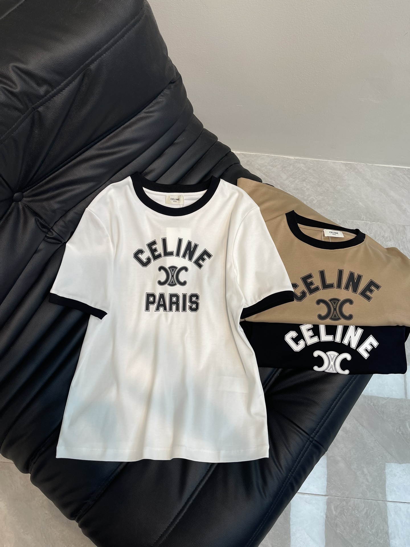 NO:310222,Celin*25 spring and summer new round neck printed short-sleeved T-shirt custom YB twill cotton material breathable and comfortable, full texture Slim short-sleeved T-shirt cut highlights the brand style Made of gram-weight pure cotton, slightly elastic, and slim visual effect Chest printing pattern Black and white classic color matching creates a personal style full of creativity Brand high-end design sense, and the inner wear is brilliant and fashionable SM, celine, T-shirt,tees, t-shirt,alexander wang19860909Celin*25春夏新品圆领印花短袖T恤 定制YB斜纹全棉材质 透气舒适 质感十足 修身短袖T恤裁剪 凸显品牌格调 采用克重纯棉制成 略带有弹力 呈现显瘦视觉效果 胸前印花图案 黑白经典配色打造个性风格 充满创意 品牌高级设计感拉满 单穿内搭都出彩时髦 SM,,celine,T-shirt,tees，t-shirt,alexander wang,Women's clothing