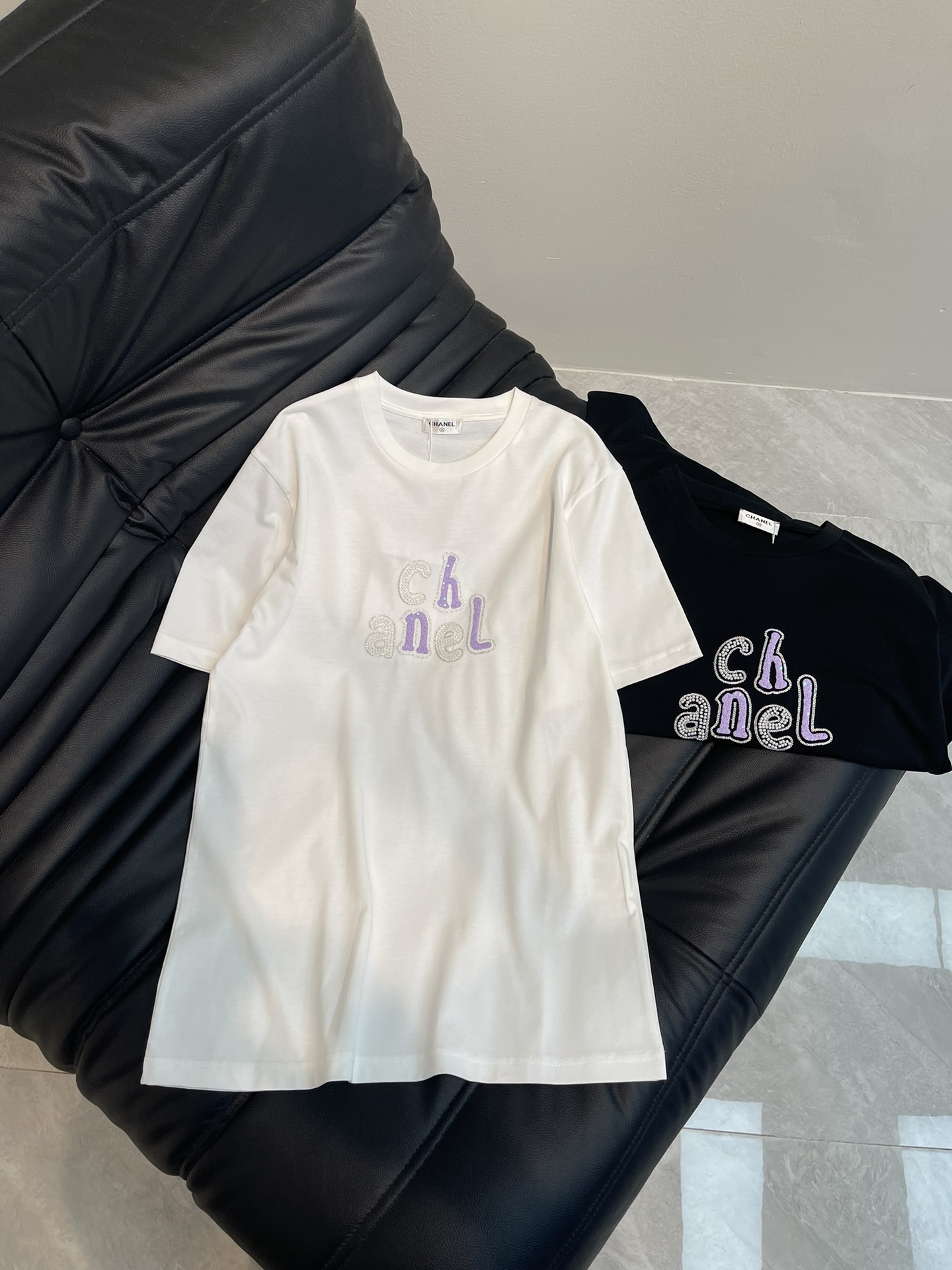 NO:310216,Chane* Xiaoxiang 25 limited new hand-ordered diamond short-sleeved T-shirt, exquisite regular version, huge slim upper body!  Customized latest letter beads, low-key and luxurious!  A must-have item for fashionable things unlocks all outfits!  Determine the quality of my home!  Classic items are fashionable and high-end, and the classic style is versatile and not picky!  SML, chanel, T-shirt,tees, t-shirt,alexander wang19860909Chane*小香25限定新品手工订钻短袖T恤 精致常规版型上身巨显瘦！ 定制最新字母订珠 低调奢华！ 时髦精必备单品解锁所有穿搭！ 认准我家品质！经典单品时髦又高级 经典版型百搭不挑人！ SML,,chanel,T-shirt,tees，t-shirt,alexander wang,Women's clothing