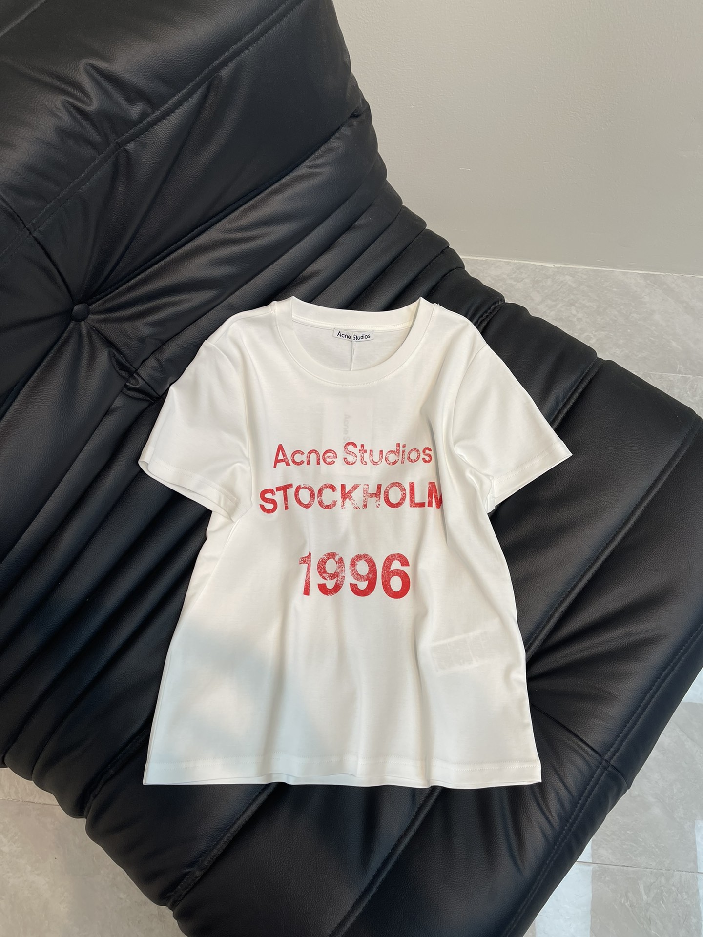 NO:310199,Acne stuido*25 spring and summer new round neck printed short-sleeved T-shirt custom YB native cotton material breathable and comfortable, full texture. Regular short-sleeved T-shirt cut highlights the brand style. Made of gram-weight pure cotton, full of drape, presents a slimming visual effect. The chest is made of printing technology to restore the old texture and outline the brand logo pattern of natural color letters. Fashion and high-end feel immediately. Create a personal style. Fashionable and relaxed. The inner wear is brilliant and fashionable. S,,acne studios, T-shirt,tees, t-shirt,alexander wang19860909Acne stuido*25春夏新款圆领印花短袖T恤 定制YB原生全棉材质 透气舒适 质感十足 常规短袖T恤裁剪 凸显品牌格调 采用克重纯棉制成 垂坠感十足 呈现显瘦视觉效果 胸前利用印花工艺还原做旧质感 勾勒出自然擦色字母品牌徽标图案 时尚高级感立现 打造个性风格 时髦松弛 单穿内搭都出彩时髦 S,,acne studios,T-shirt,tees，t-shirt,alexander wang,Women's clothing