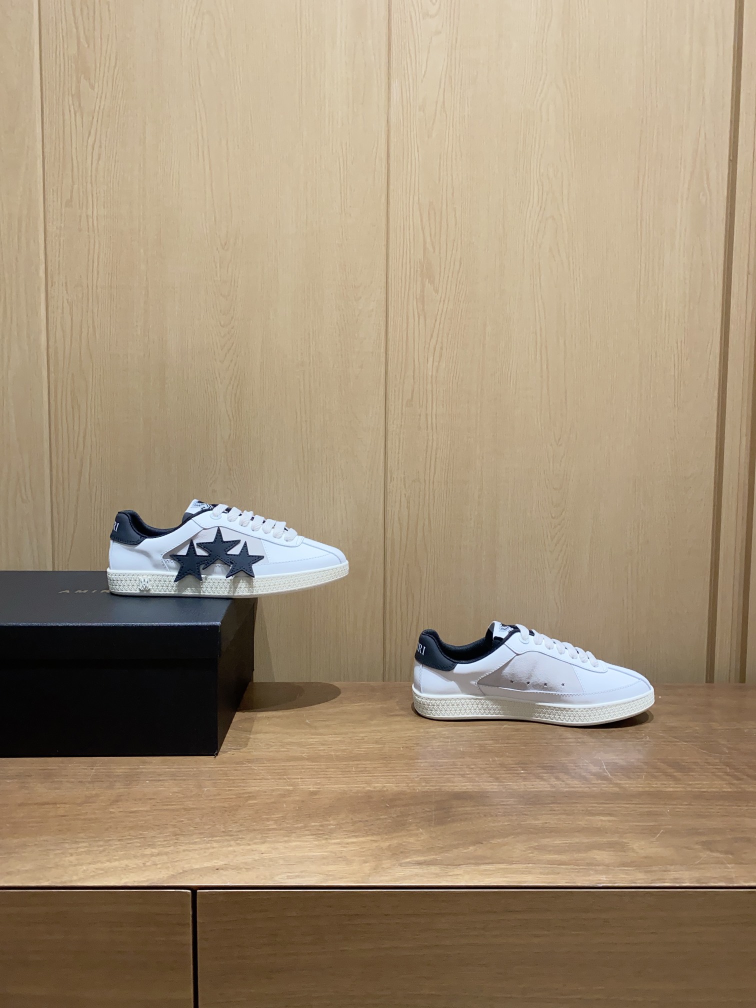 NO:232752,Early Spring Series | Stop freely The new The Pacific series sports shoes brand classic bone pattern embellishes the exquisite suede on the side of the shoe. Upper material: cow back velvet/toe layer cowhide. Shoe material: mesh. Sole material: original rubber combination sole/raw rubber sole. Shoe size purchase: women's style 35-40 (40 customization) men's style 39-44 (45 customization) women's style yuan, casual shoes/sneakers, sneakers, cowhide, chamois leather19860909早春系列｜自在驻足 全新The Pacific系列运动鞋品牌经典骨头图案点缀鞋侧精致麂皮铺陈加州格调 鞋面材质:牛反绒/头层牛皮 鞋里材质:网布 鞋底材质:原版橡胶组合底/生胶底 鞋码选购:女款35-40(40定制）男款39-44（45定制）女款男款元,休闲鞋/运动鞋,sneakers,cowhide,chamois leather,Women's Shoes