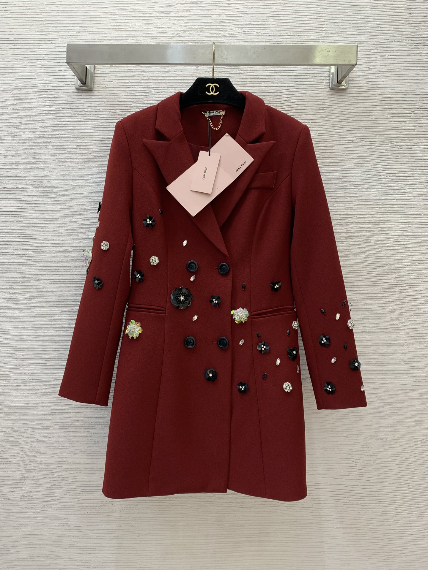 NO:309841,Model number G25022187 MiuMi* new style, high-end three-dimensional flower inlaid with diamond beads and decoration, four-bar buckle waist-hugging, slim suit collar long-sleeved jacket, small coat!  Red, black, 36.38.40.42 (38 size bust 88, waist 78, sleeve length 59, clothing length 81), miumiu, jackets & coats, business suit, alexander wang19860909款号G25022187 MiuMi*缪家新款 高级感立体花朵镶钻钉珠装饰四粒扣收腰显瘦西装领长袖外套小个子大衣！红色、黑色、36.38.40.42（38码胸围88,腰围78,袖长59,衣长81）,,miumiu,jackets & coats,business suit,alexander wang,Women's clothing