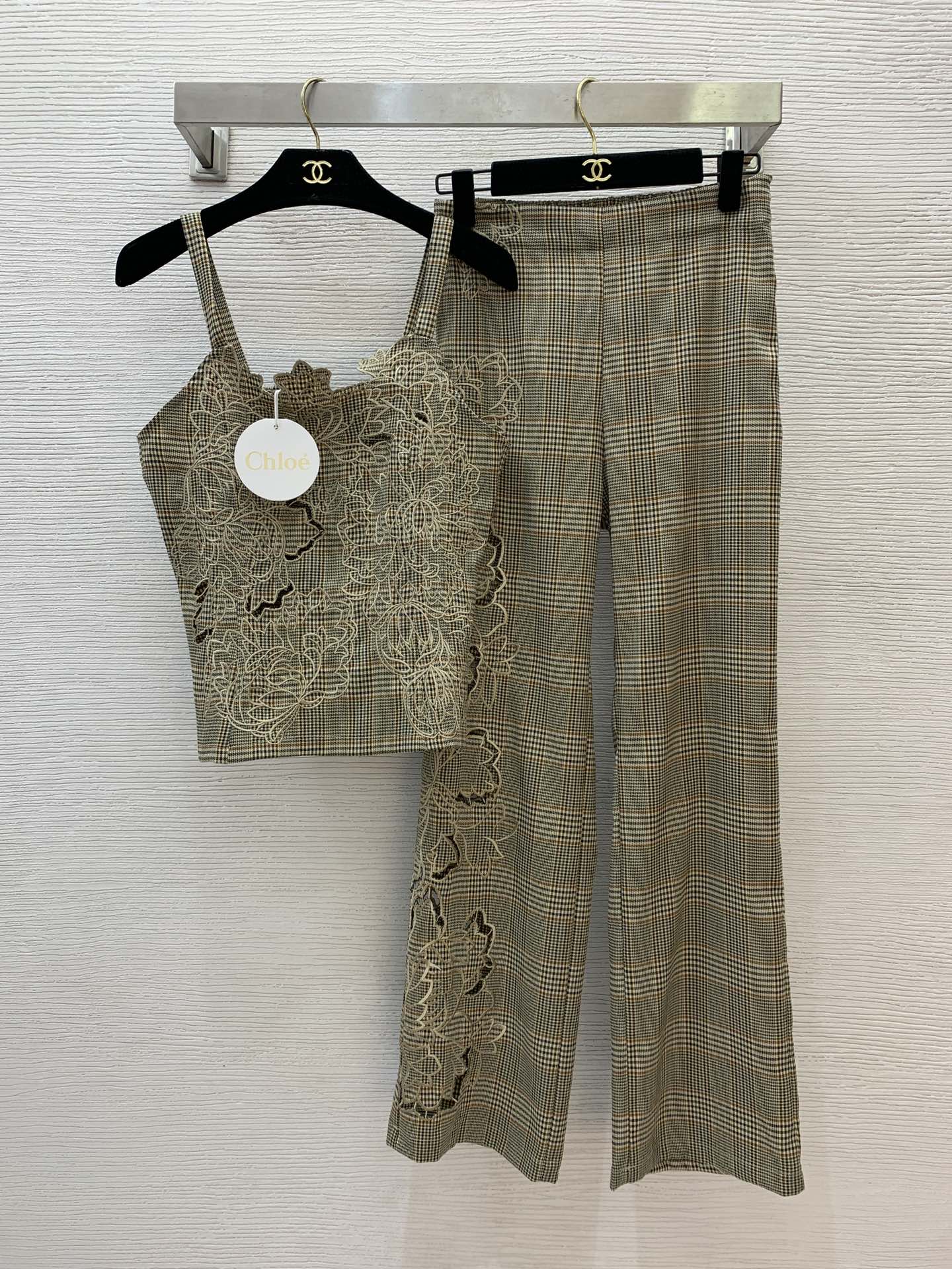 NO:310343,Model number G25022275 Chloe's new high-end custom plaid fabric, heavy industry embroidery hollow hook decoration slim fit and slim suspender vest top with elastic design straight versatile trousers!  (Size S bust 78~88 is elastic after back, 52 years of clothing length; trousers waist 68 is slightly elastic, hip circumference 90, trousers length 102, chloe, loewe, alexander wang19860909款号G25022275 Chloe新款高端定制格纹面料、重工刺绣镂空勾花装饰修身显瘦吊带背心上衣后背松紧设计直筒百搭长裤西裤！（S码胸围78～88后松紧,衣长52；裤腰围68微松紧,臀围90,裤长102,,chloe,loewe,alexander wang,Women's clothing