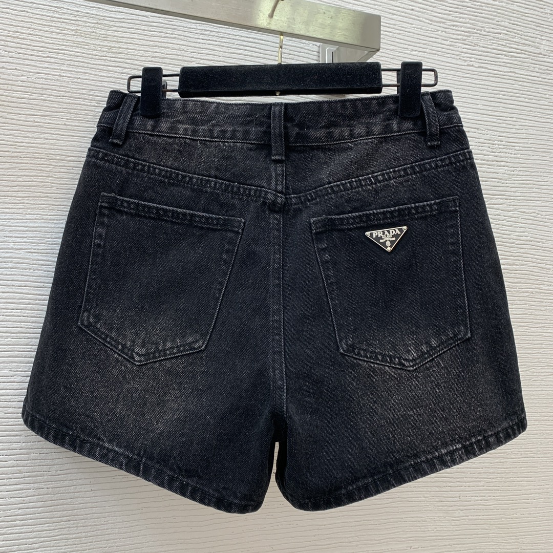 NO:311356,Model number G25022488 Prad* new model, high-end custom original logo hardware accessories, classic metal triangle logo decoration, fashionable and versatile denim shorts!  Gray, (M size waist 72, trousers length 3, prada, shorts, alexander wang19860909款号G25022488 Prad*新款 高端定制原版logo五金配件、经典金属三角标logo装饰 时尚百搭牛仔短裤！灰色,（M码腰围72,裤长3,,prada,shorts,alexander wang,Women's clothing