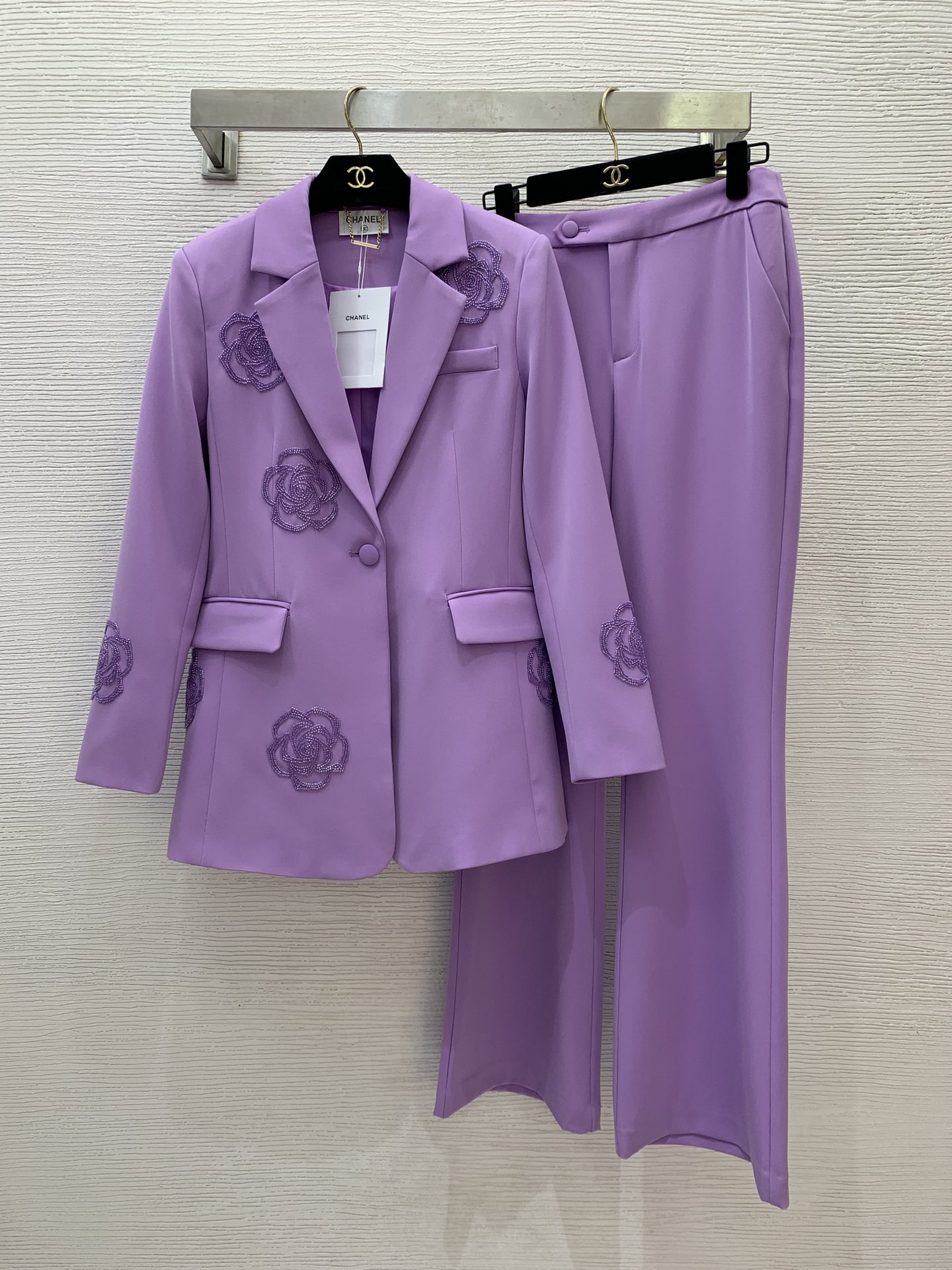 NO:309832,Model number G25022158 Chane* new style commuter fashion professional suit set!  Xiaoxiangfeng camellia beaded flowers decorated with a buckle slim fit and slim suit jacket with a slightly flared leg trousers and trousers!  Purple, black, 36.38.40.42 (38 size bust 88, waist 80, sleeve length 58, clothing length 71; waist 74, hip 90, pants length 105, chanel, jackets & coats, business suit, alexander wang19860909款号G25022158 Chane*新款气质通勤时尚职业西服套装！小香风山茶花钉珠花朵装饰一粒扣修身显瘦西装外套微喇叭瘦腿西裤长裤！紫色、黑色、36.38.40.42（38码胸围88,腰围80,袖长58,衣长71；腰围74,臀围90,裤长105,,chanel,jackets & coats,business suit,alexander wang,Women's clothing