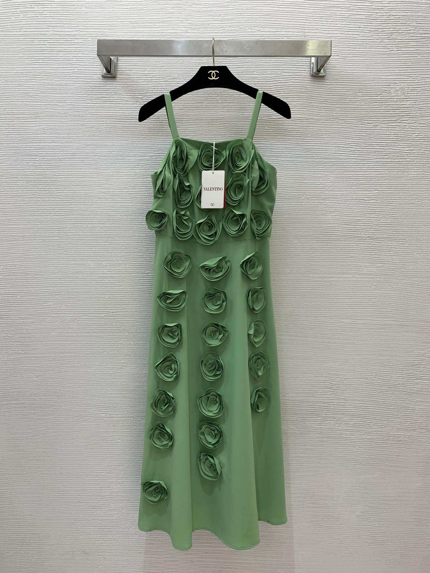 NO:310349,Model number G25022287 VALENTI*O Warren Home New High-end Customized Three-dimensional Flower Decoration with waist-hugging and long strapless sling!  Red, green, (M size bust 80~90, waist 74, skirt length 101 does not include shoulder straps), valentino, valentino, skirt kirts, alexander wang19860909款号G25022287 VALENTI*O华伦家新款 高端定制满身立体花朵装饰收腰显瘦大摆长款抹胸式吊带连衣裙！红色、绿色、（M码胸围80～90,腰围74,裙长101不含肩带）,,valentino,valentino,skirts,alexander wang,Women's clothing