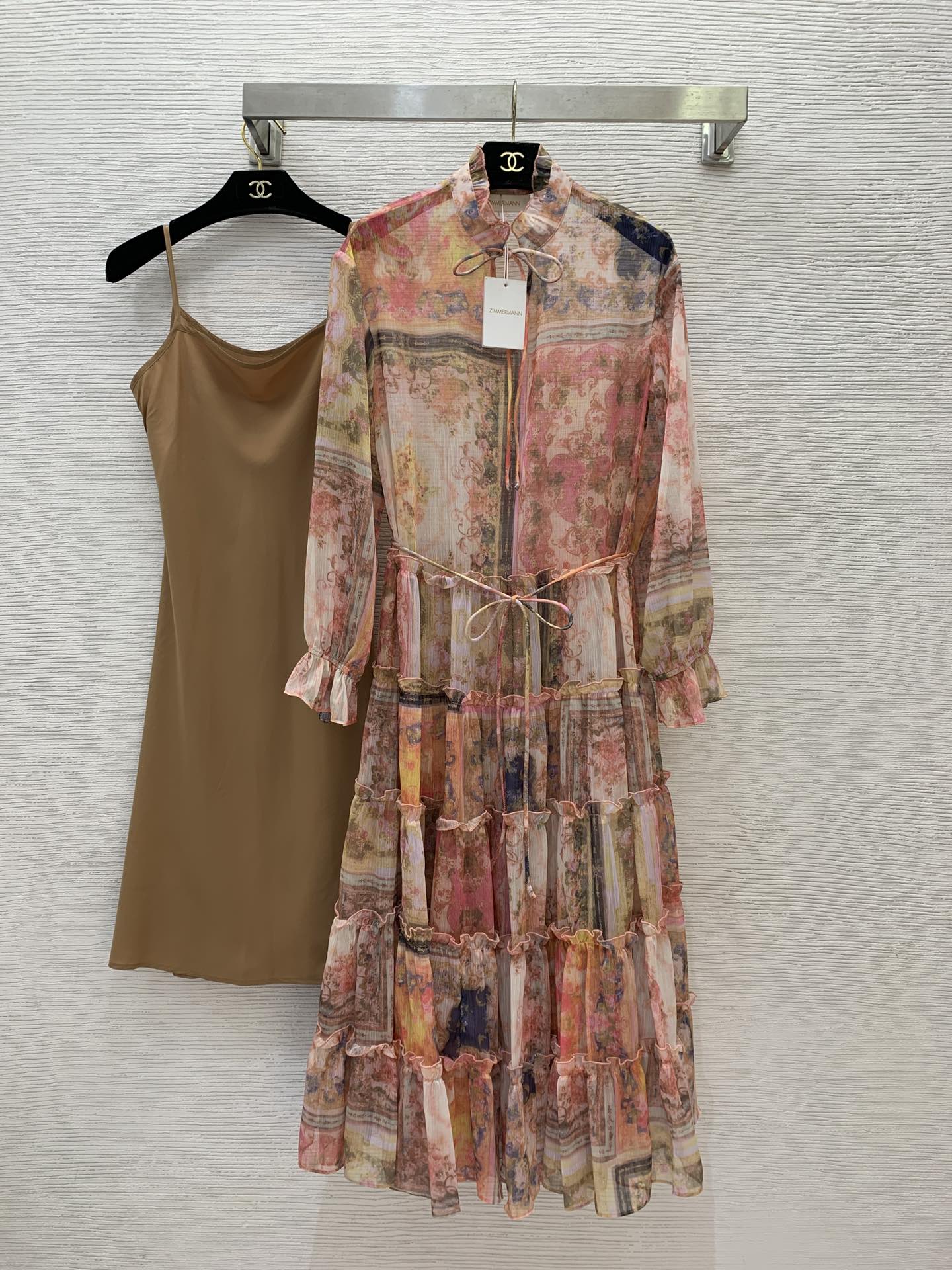 NO:310346,Model number G25022247 ZIMMERMA*N Australia brand High-end custom silk blend light and flowing fabric, fashionable retro ethnic printed wood earrings spliced ​​loose long sleeves large sway dress suspender base skirt with belt!  (Size S inner bust 86, waist 74, skirt length 97, bust 90, sleeve length 55, waist 92, skirt length 121), skirts, real silk, alexander wang19860909款号G25022247 ZIMMERMA*N兹默曼澳洲品牌 高端定制真丝混纺轻薄飘逸面料、时尚复古民族风印花木耳边拼接宽松长袖大摆连衣裙吊带打底裙配腰带！（S码内搭胸围86,腰围74,裙长97,胸围90,袖长55,腰围92,裙长121）,,skirts,real silk,alexander wang,Women's clothing