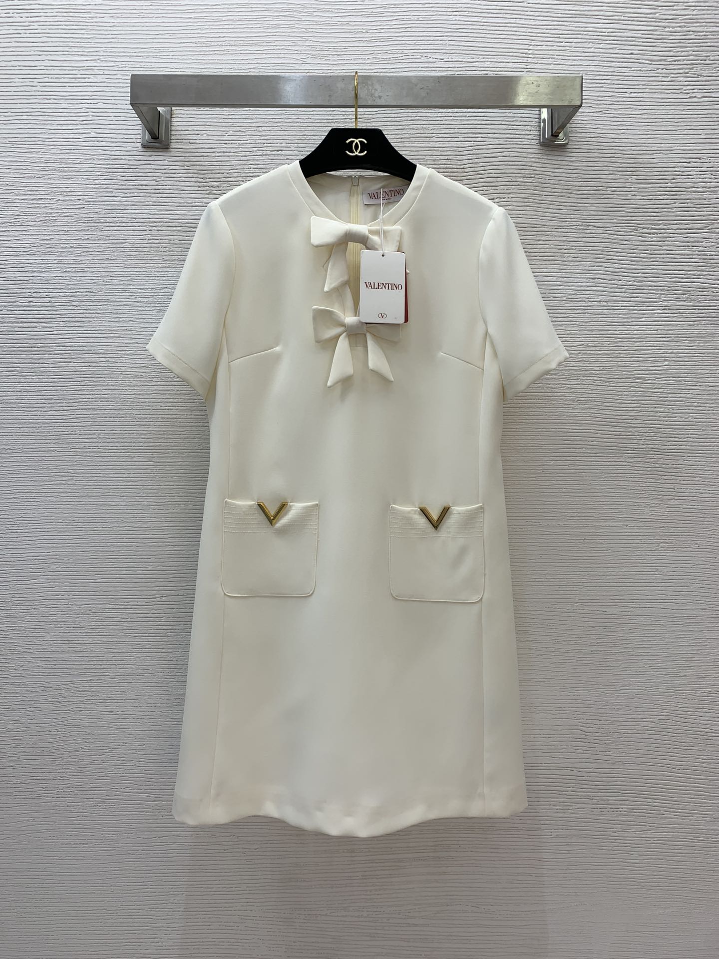 NO:310355,Model number G25022257 VALENTI*O Warren Home New Style High-end Customized V-shaped Metal Accessories Pocket Decoration Fashionable temperament Sweet bow round neck loose versatile short-sleeved dress!  Apricot, black, (S-size bust 86, sleeve length 21, waist 82, skirt length 87, valentino, valentino, skirt, T-shirt, alexander wang19860909款号G25022257 VALENTI*O华伦家新款 高端定制V字金属配件口袋装饰 时尚气质甜美蝴蝶结圆领宽松百搭短袖连衣裙！杏色、黑色、（S码胸围86,袖长21,腰围82,裙长87,,valentino,valentino,skirts,T-shirt,alexander wang,Women's clothing