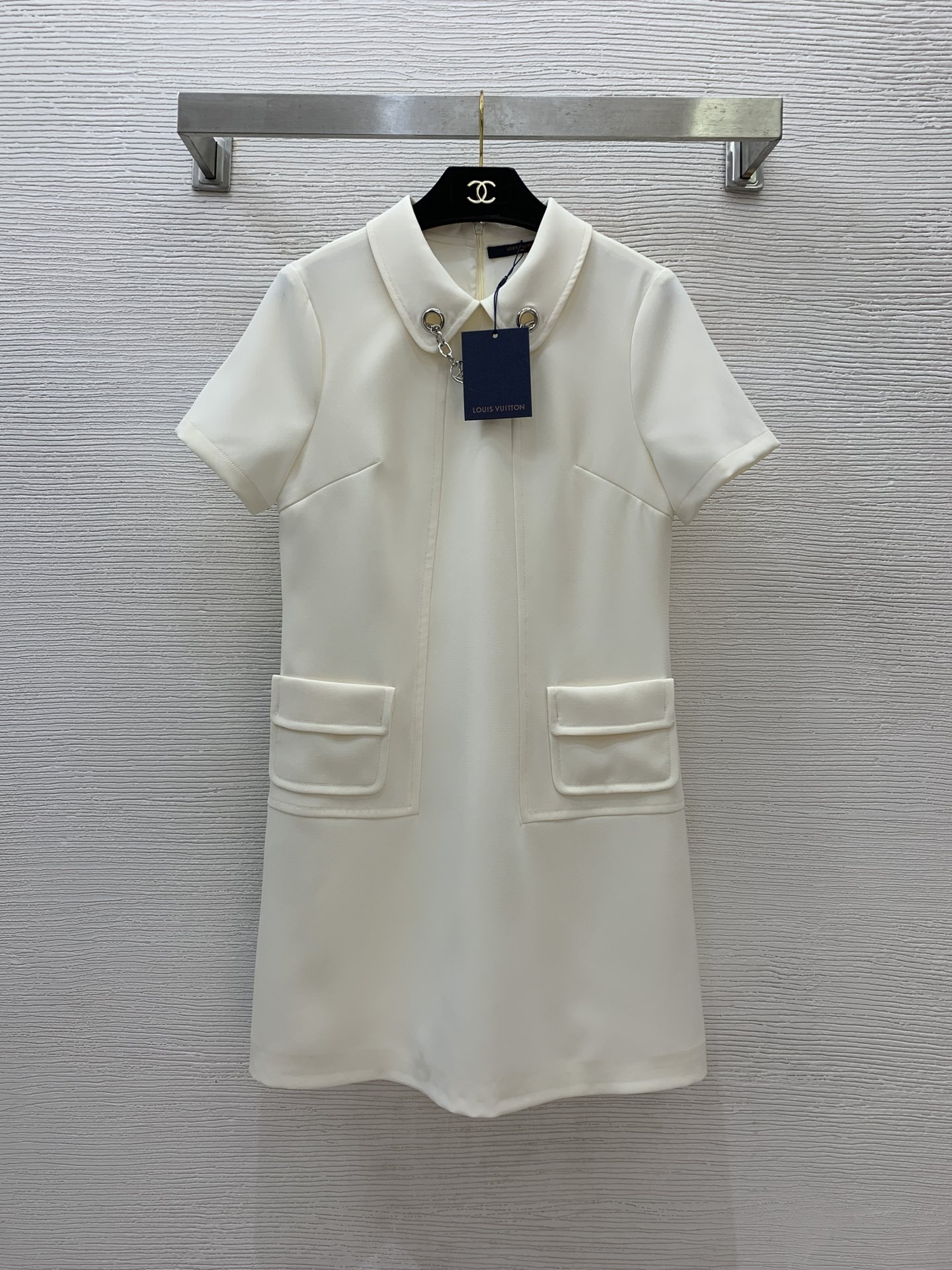 NO:311360,Model number G25022477 LOUIS*Doujia LV new high-end custom-made quality, silver chain decorative double pocket lapel slim and short-sleeved dress!  Apricot color, black, (S-size bust 88, sleeve length 20, waist 84, skirt length 8, louis vuitton, louis vuitton, louis vuitton, louis vuitton, skirts, T-shirt, alexander wang19860909款号G25022477 LOUIS*驴家LV新款高端定制质量、银色链条装饰双口袋翻领修身显瘦短袖连衣裙！杏色、黑色、（S码胸围88,袖长20,腰围84,裙长8,,louis vuitton,louis vuitton,louis vuitton,louis vuitton,skirts,T-shirt,alexander wang,Women's clothing