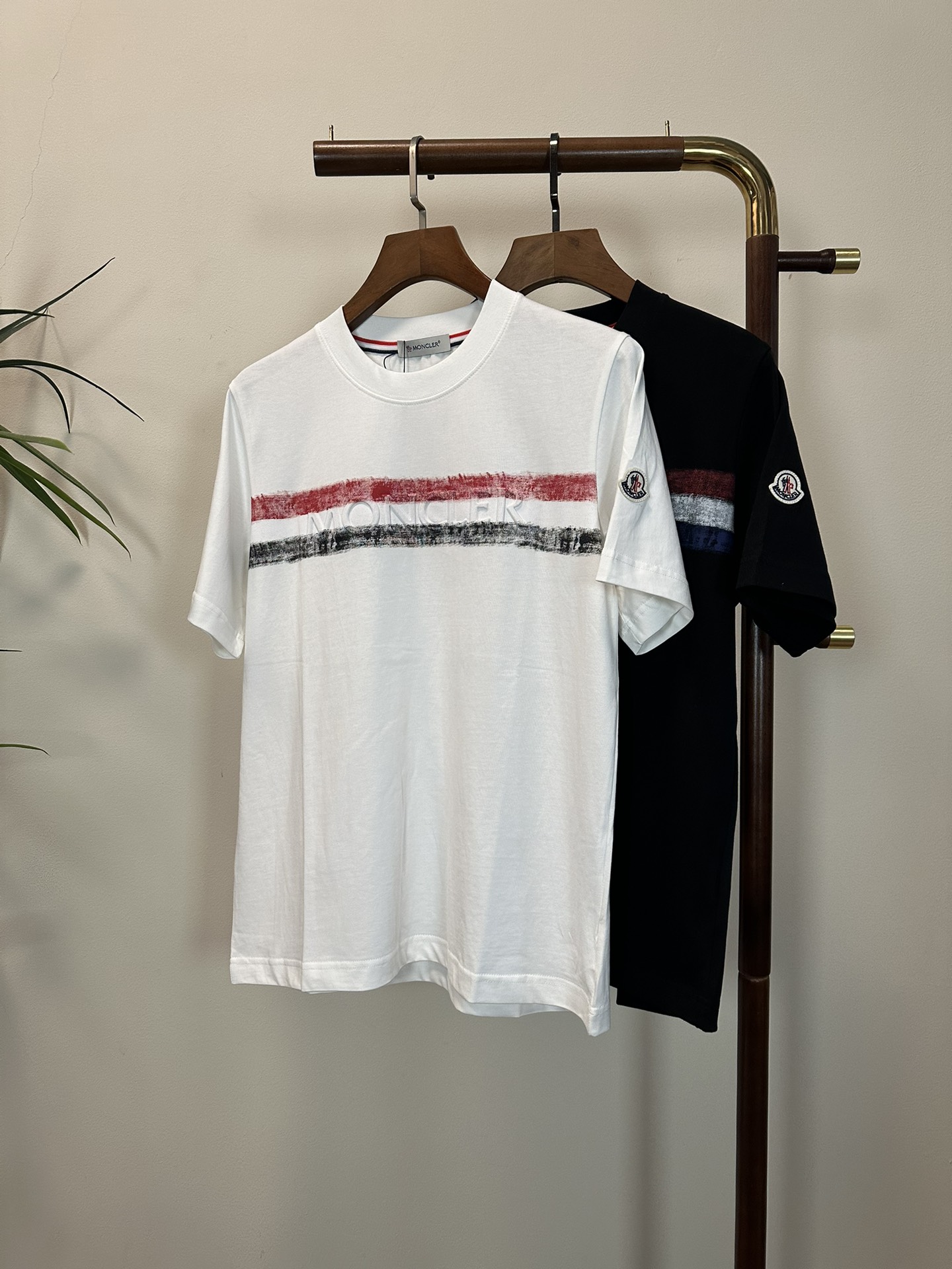 NO:134652,MON 2025 new round neck short-sleeved T-shirt high-end version!  Customized fabrics for counters are breathable and comfortable, with impeccable details, and the brand element design concept reflects high quality. The feel is delicate and soft!  It is casually cut, with a great upper body style!  S-XL, Moncler, T-shirt,tees, t-shirt,alexander wang19860909MON 蒙口2025新款 圆领 短袖 T恤 高端版本！专柜定制面料 透气舒适度高,细节无可挑剔,品牌元素设计理念,体现高品质.手感细腻柔软！呈现休闲裁剪,上身版型超赞！ 码数S- XL,,Moncler,T-shirt,tees，t-shirt,alexander wang,Men's clothing