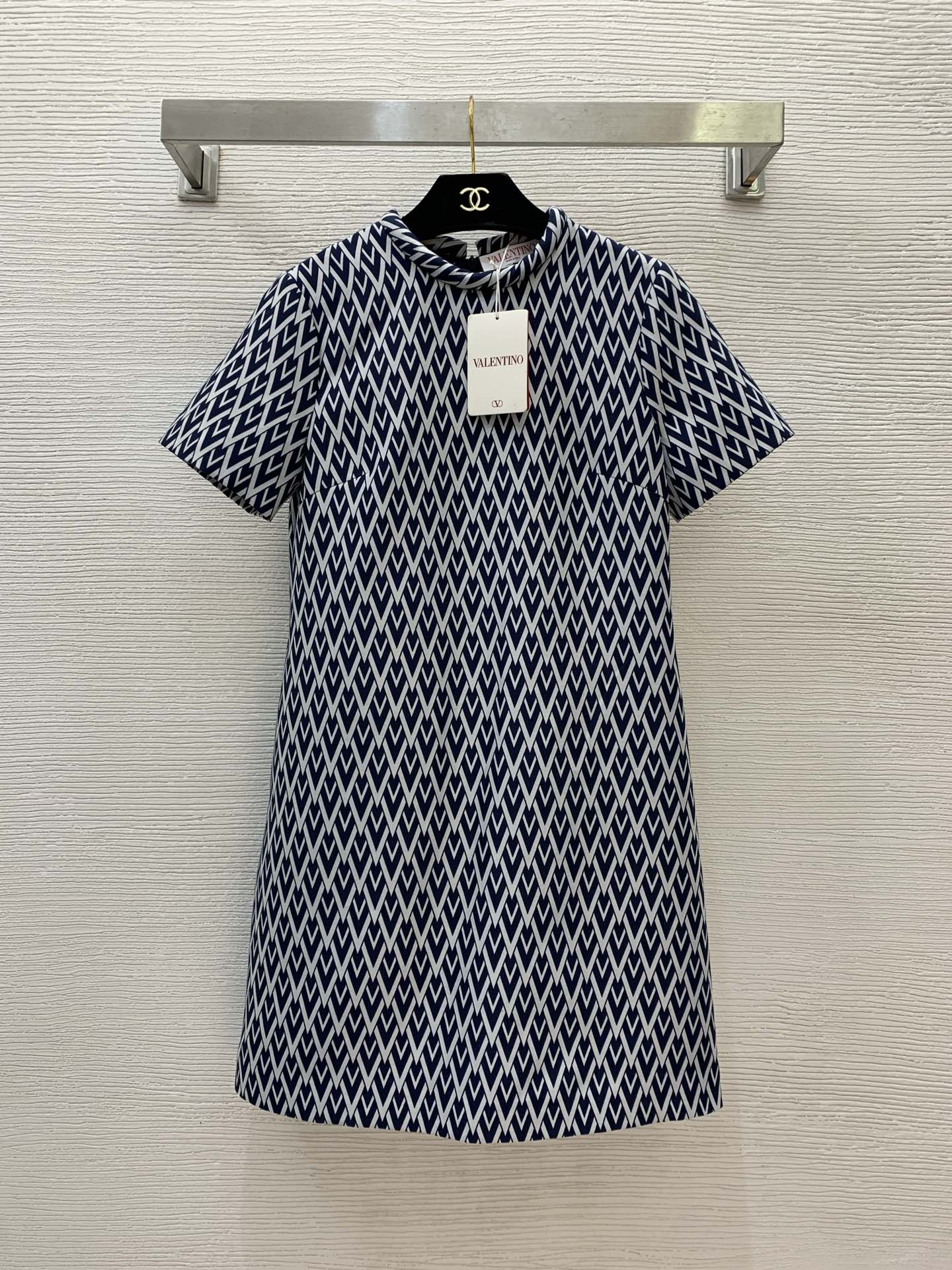NO:311373,Model number G22478 VALENTI*O Warren Home Early Spring New High-end Customized Fabric!  Full V-shaped old-fashioned print with small A-shaped slim round neck short-sleeved dress!  Khaki, blue, (S-size bust 88, sleeve length 20, waist 86, skirt length 87, valentino, valentino, skirt, T-shirt, alexander wang19860909款号G22478 VALENTI*O华伦家早春新款高端定制面料！满幅V字老花印花小A版型修身显瘦圆领短袖连衣裙！卡其色、蓝色、（S码胸围88,袖长20,腰围86,裙长87,,valentino,valentino,skirts,T-shirt,alexander wang,Women's clothing