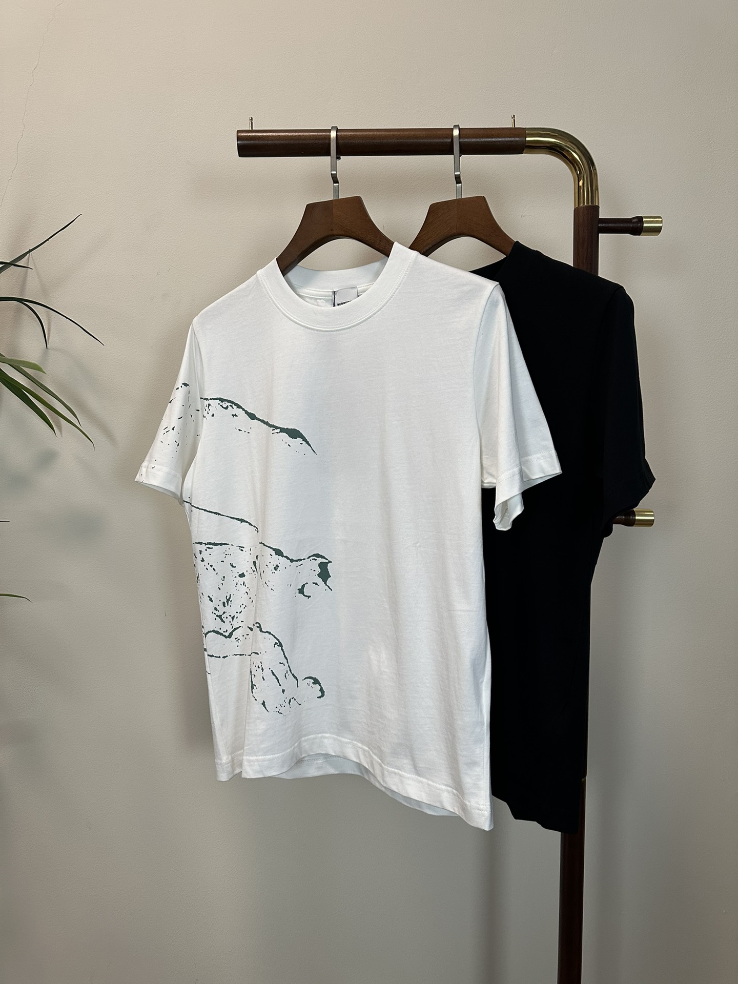 NO:134650,BBR Burberry 2025 new round neck short-sleeved T-shirt high-end version!  Customized fabrics for counters are breathable and comfortable, with impeccable details, and the brand element design concept reflects high quality. The feel is delicate and soft!  It is casually cut, with a great upper body style!  S-XL, burberry, T-shirt,tees, t-shirt,alexander wang19860909BBR 巴宝莉2025新款 圆领 短袖 T恤 高端版本！专柜定制面料 透气舒适度高,细节无可挑剔,品牌元素设计理念,体现高品质.手感细腻柔软！呈现休闲裁剪,上身版型超赞！ 码数S- XL,,burberry,T-shirt,tees，t-shirt,alexander wang,Men's clothing