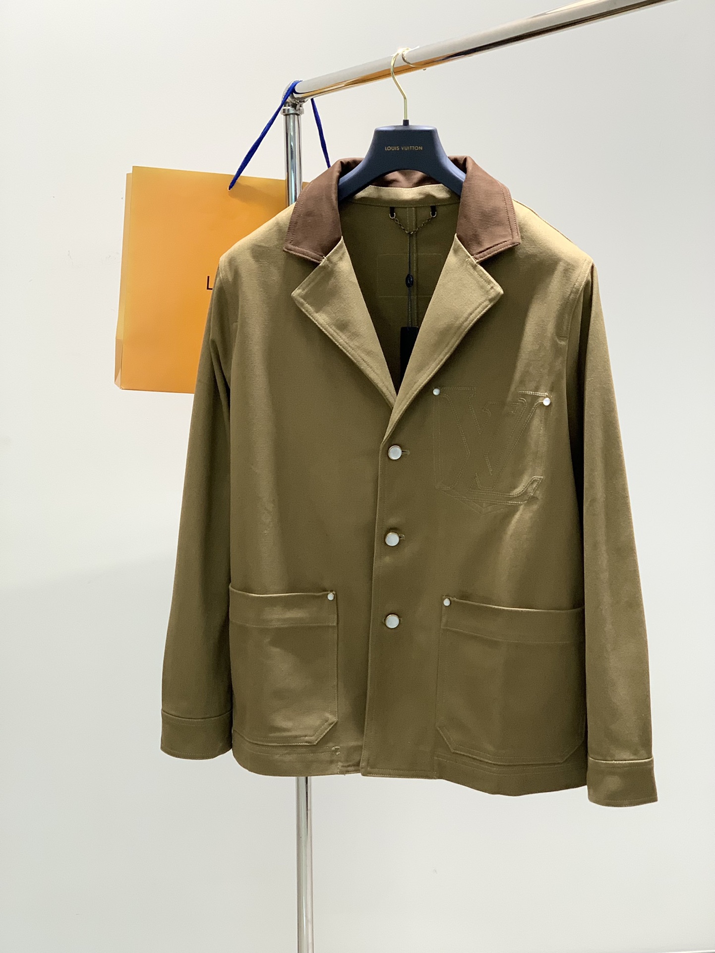 ，LouisVuitton 路易威登，2025春季最新款，专柜同步有售，原单狠货，时尚休闲翻领外套，上身
