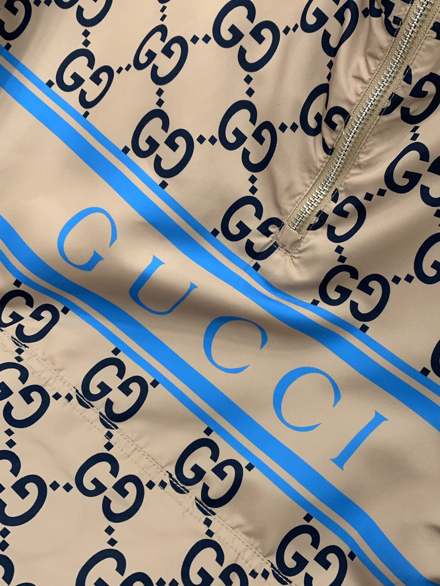 ，Gucci 古驰，2025春季最新款，专柜同步有售，原单狠货，时尚休闲连帽卫衣，上身很有特点！吸睛而有