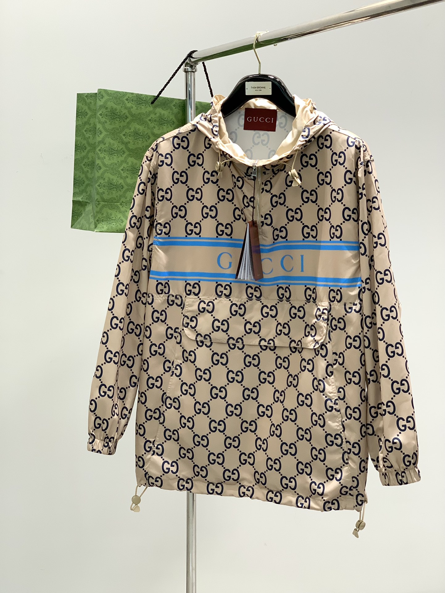 ，Gucci 古驰，2025春季最新款，专柜同步有售，原单狠货，时尚休闲连帽卫衣，上身很有特点！吸睛而有