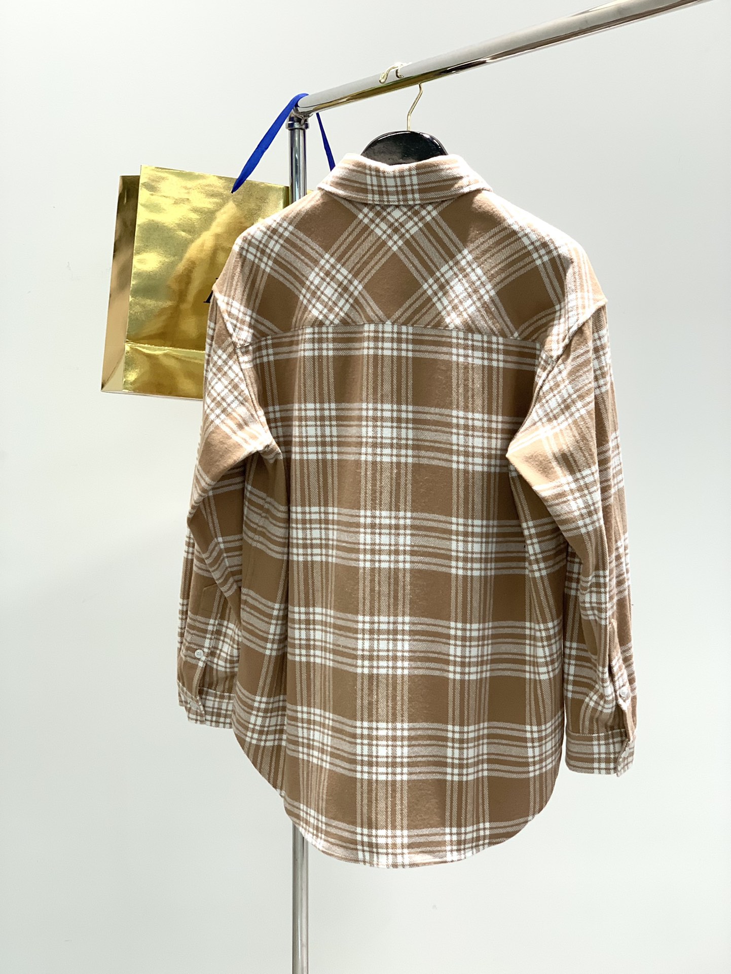 ，miu miu 2025春季最新品，专柜同步有售，原单狠货，时尚休闲衬衫外套，进口原版面料，上身舒适透
