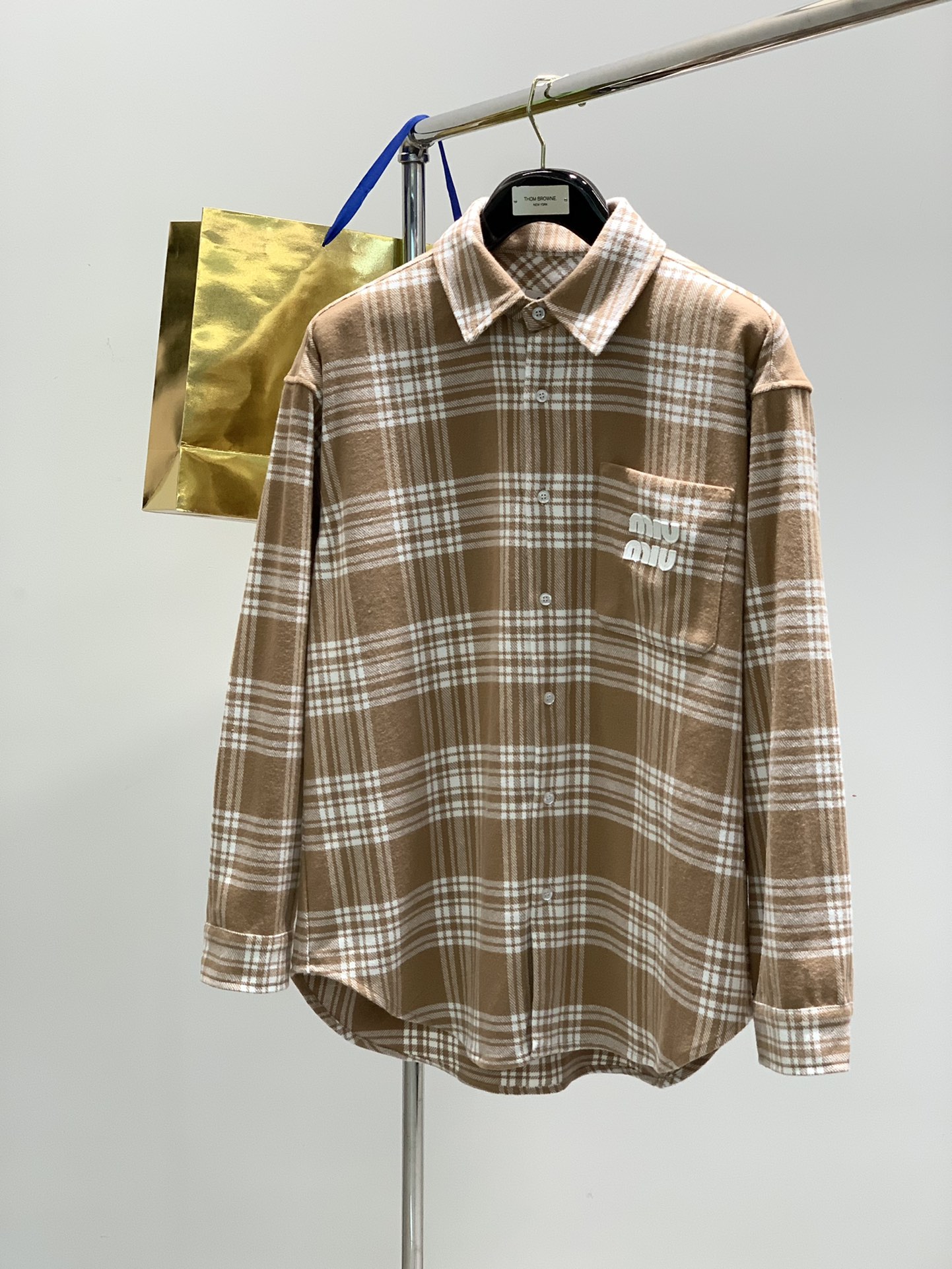 ，miu miu 2025春季最新品，专柜同步有售，原单狠货，时尚休闲衬衫外套，进口原版面料，上身舒适透