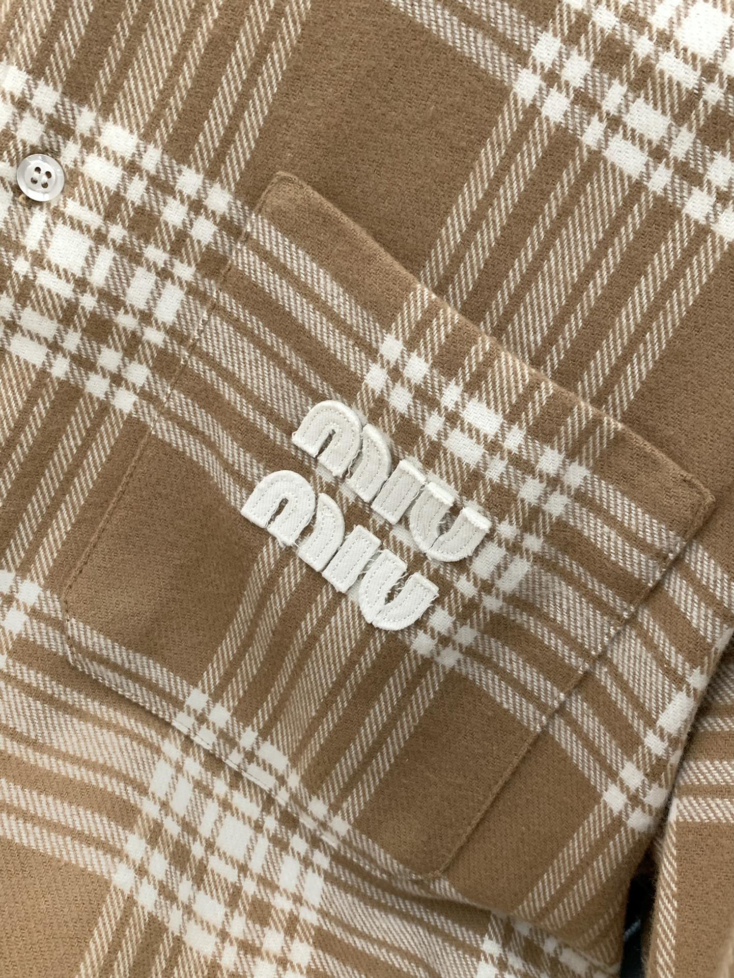 ，miu miu 2025春季最新品，专柜同步有售，原单狠货，时尚休闲衬衫外套，进口原版面料，上身舒适透