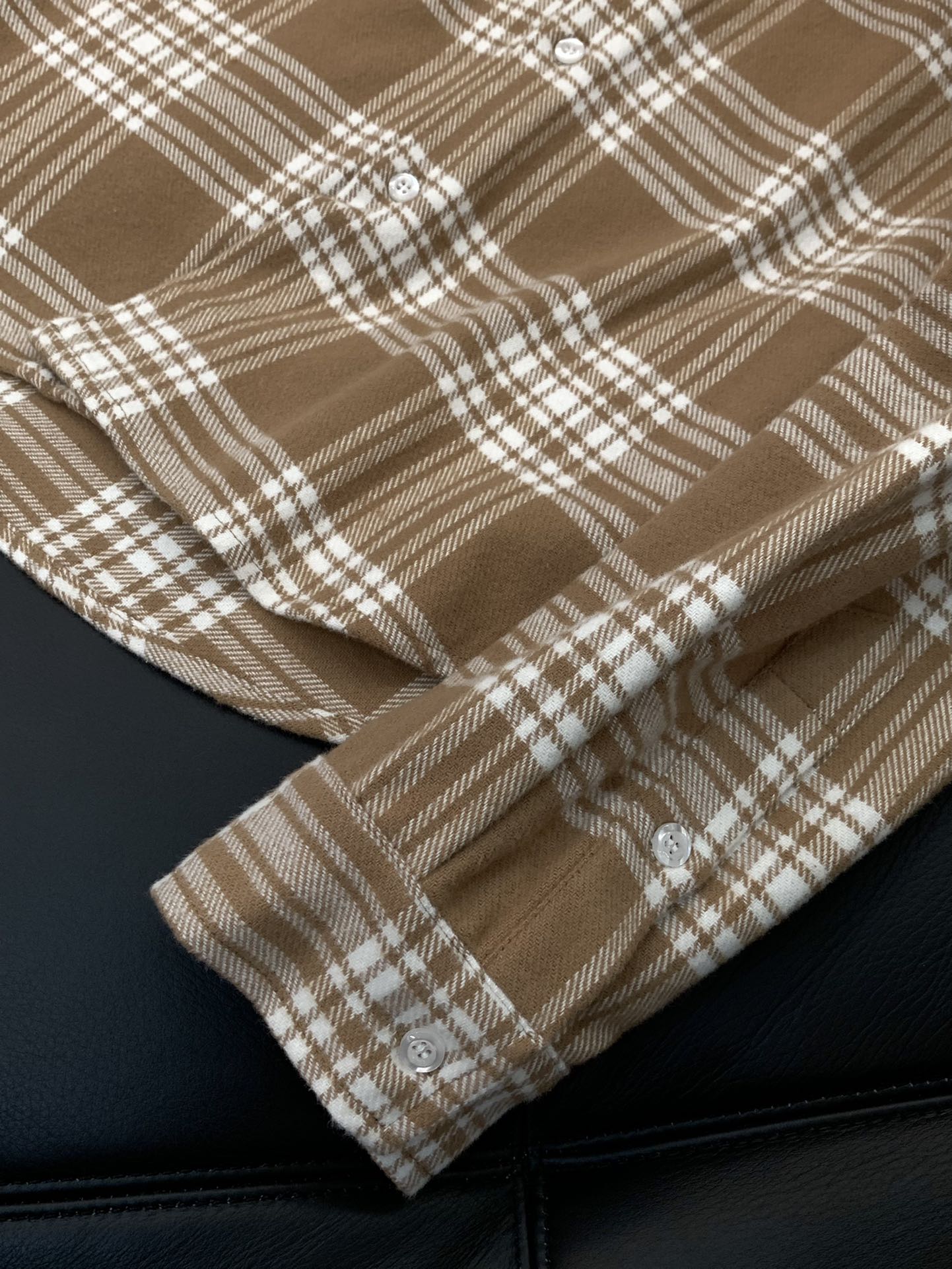 ，miu miu 2025春季最新品，专柜同步有售，原单狠货，时尚休闲衬衫外套，进口原版面料，上身舒适透