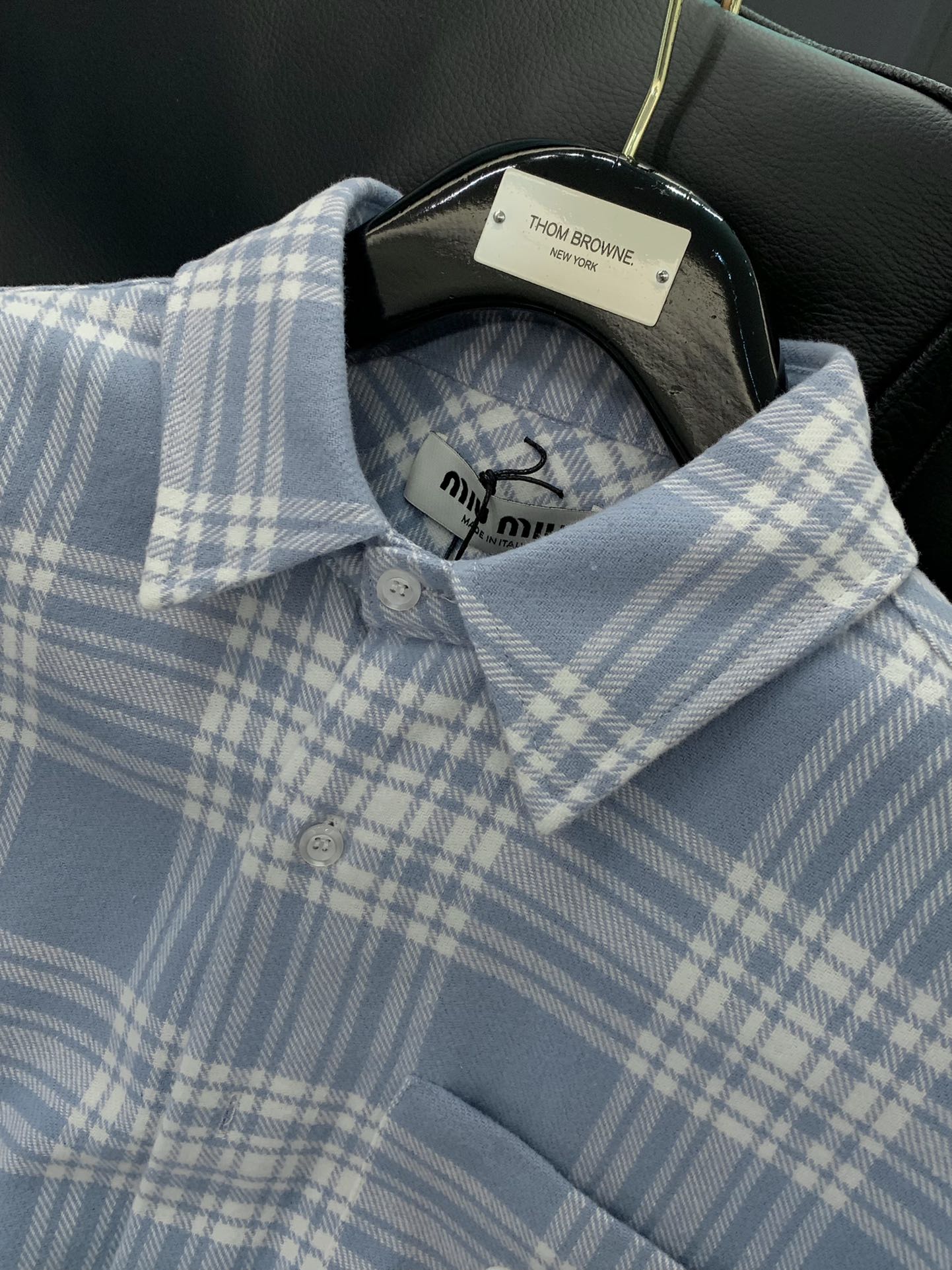 ，miu miu 2025春季最新品，专柜同步有售，原单狠货，时尚休闲衬衫外套，进口原版面料，上身舒适透