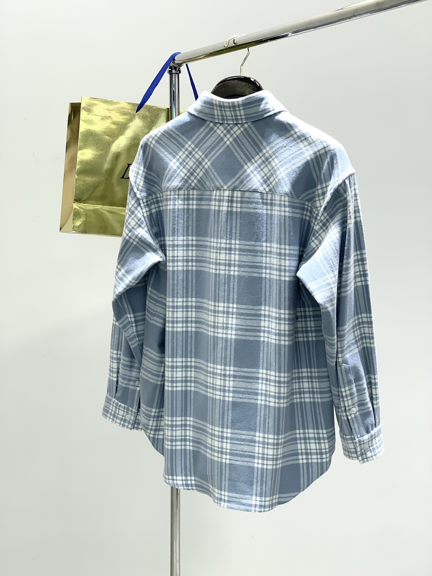，miu miu 2025春季最新品，专柜同步有售，原单狠货，时尚休闲衬衫外套，进口原版面料，上身舒适透