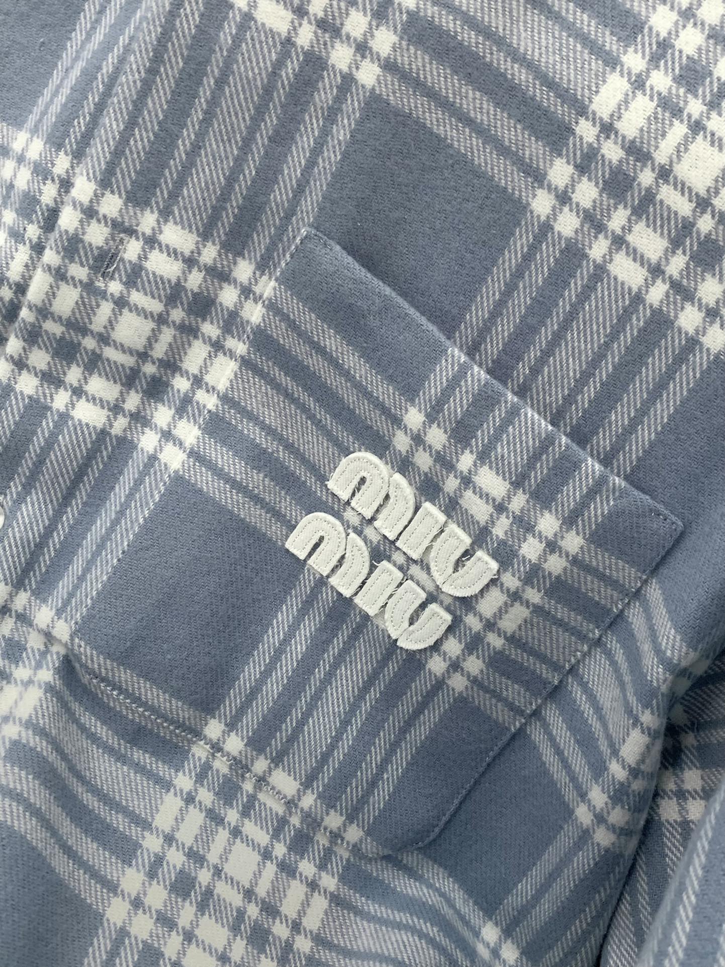 ，miu miu 2025春季最新品，专柜同步有售，原单狠货，时尚休闲衬衫外套，进口原版面料，上身舒适透