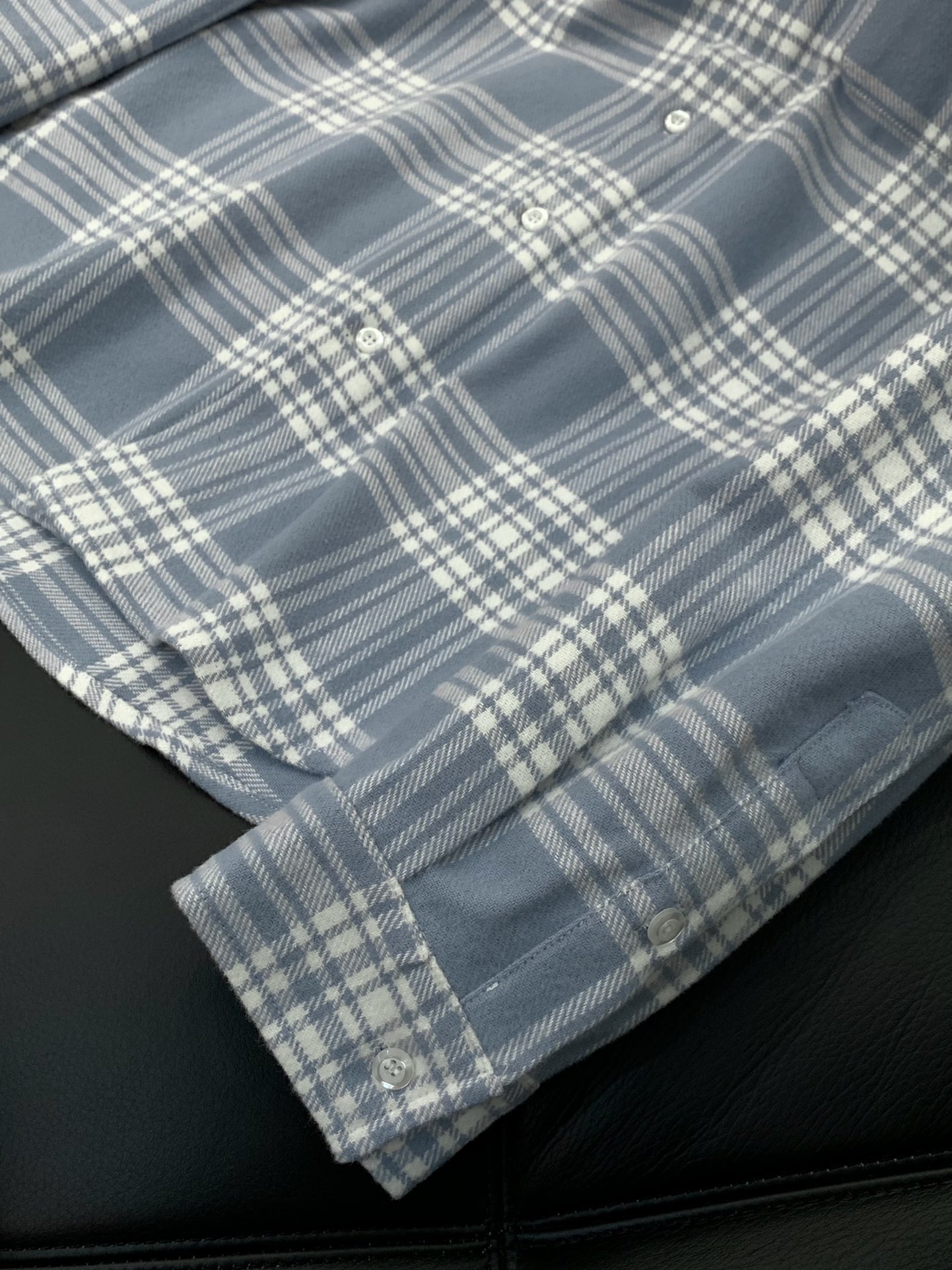 ，miu miu 2025春季最新品，专柜同步有售，原单狠货，时尚休闲衬衫外套，进口原版面料，上身舒适透